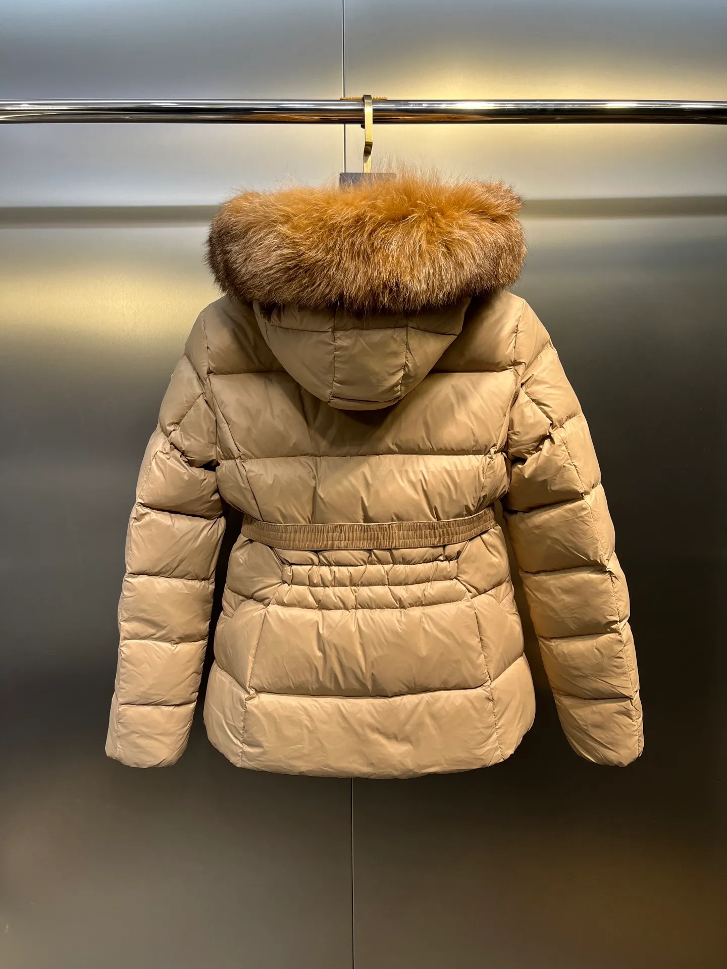 P1000 𝐌𝐎𝐍𝐂𝐋𝐄𝐑🌟Moushed BOED series Autumn and winter new type of muzzled hooded down jacket with belted fur collar and waist. The slim cut highlights the temperament of this down. It doesn’t look fluffy and bloated, and it is light and neat. Good products like this are hard to come by. Every detail is worth your time to explore, and this one is not picky at all. Style number: A83# Color: champagne white black size: 1234