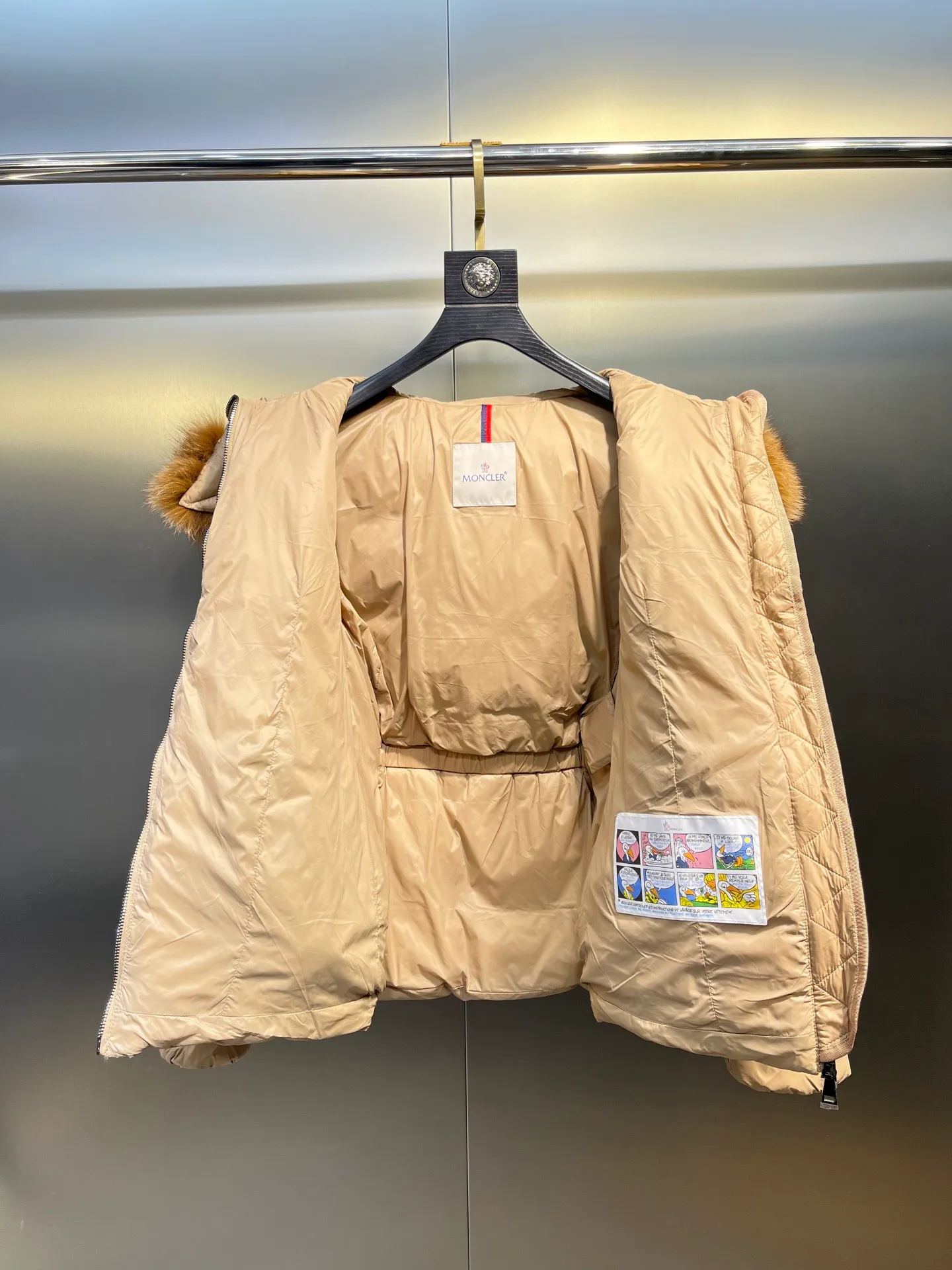 P1000 𝐌𝐎𝐍𝐂𝐋𝐄𝐑🌟Moushed BOED series Autumn and winter new type of muzzled hooded down jacket with belted fur collar and waist. The slim cut highlights the temperament of this down. It doesn’t look fluffy and bloated, and it is light and neat. Good products like this are hard to come by. Every detail is worth your time to explore, and this one is not picky at all. Style number: A83# Color: champagne white black size: 1234