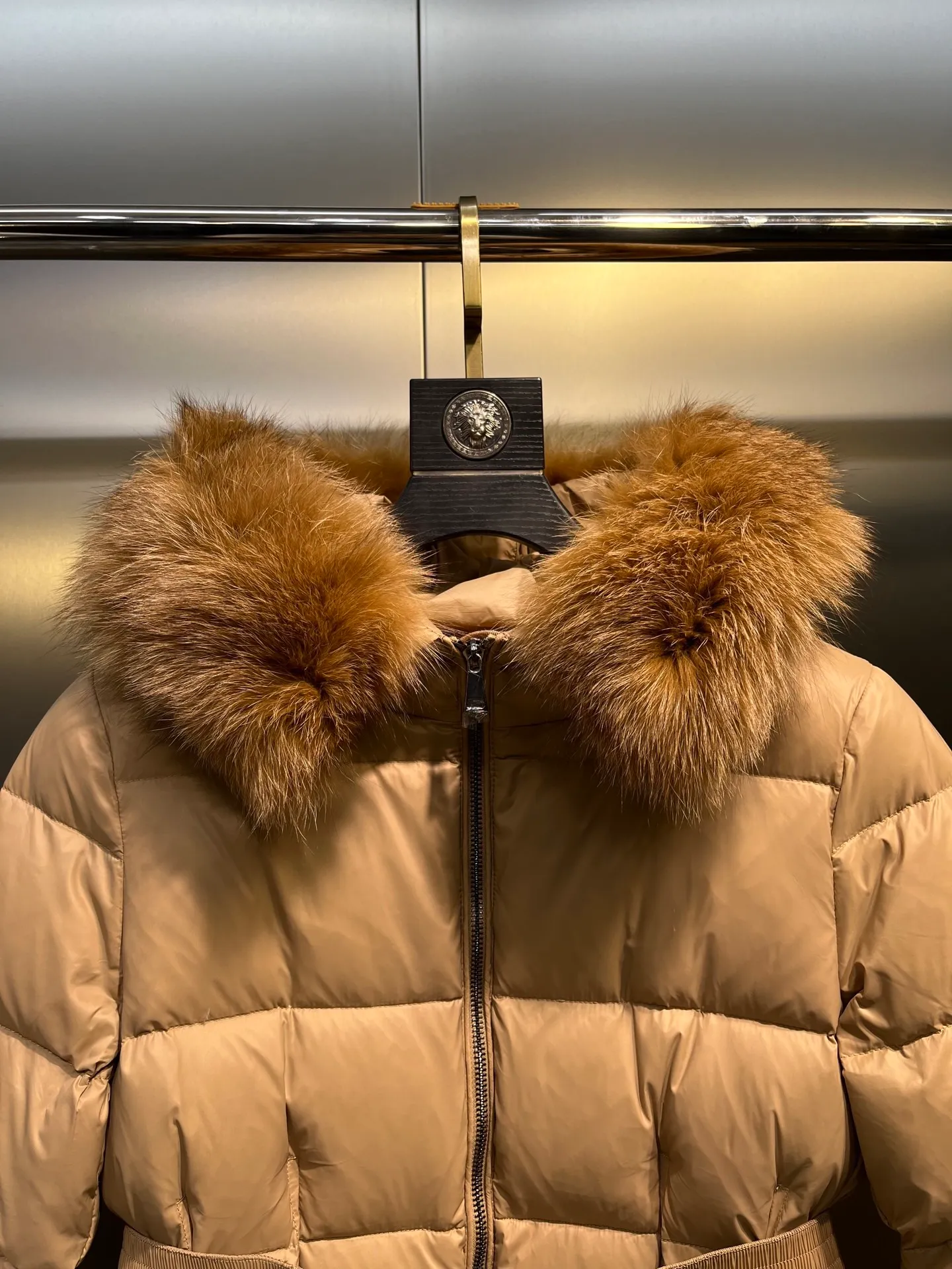 P1000 𝐌𝐎𝐍𝐂𝐋𝐄𝐑🌟Moushed BOED series Autumn and winter new type of muzzled hooded down jacket with belted fur collar and waist. The slim cut highlights the temperament of this down. It doesn’t look fluffy and bloated, and it is light and neat. Good products like this are hard to come by. Every detail is worth your time to explore, and this one is not picky at all. Style number: A83# Color: champagne white black size: 1234