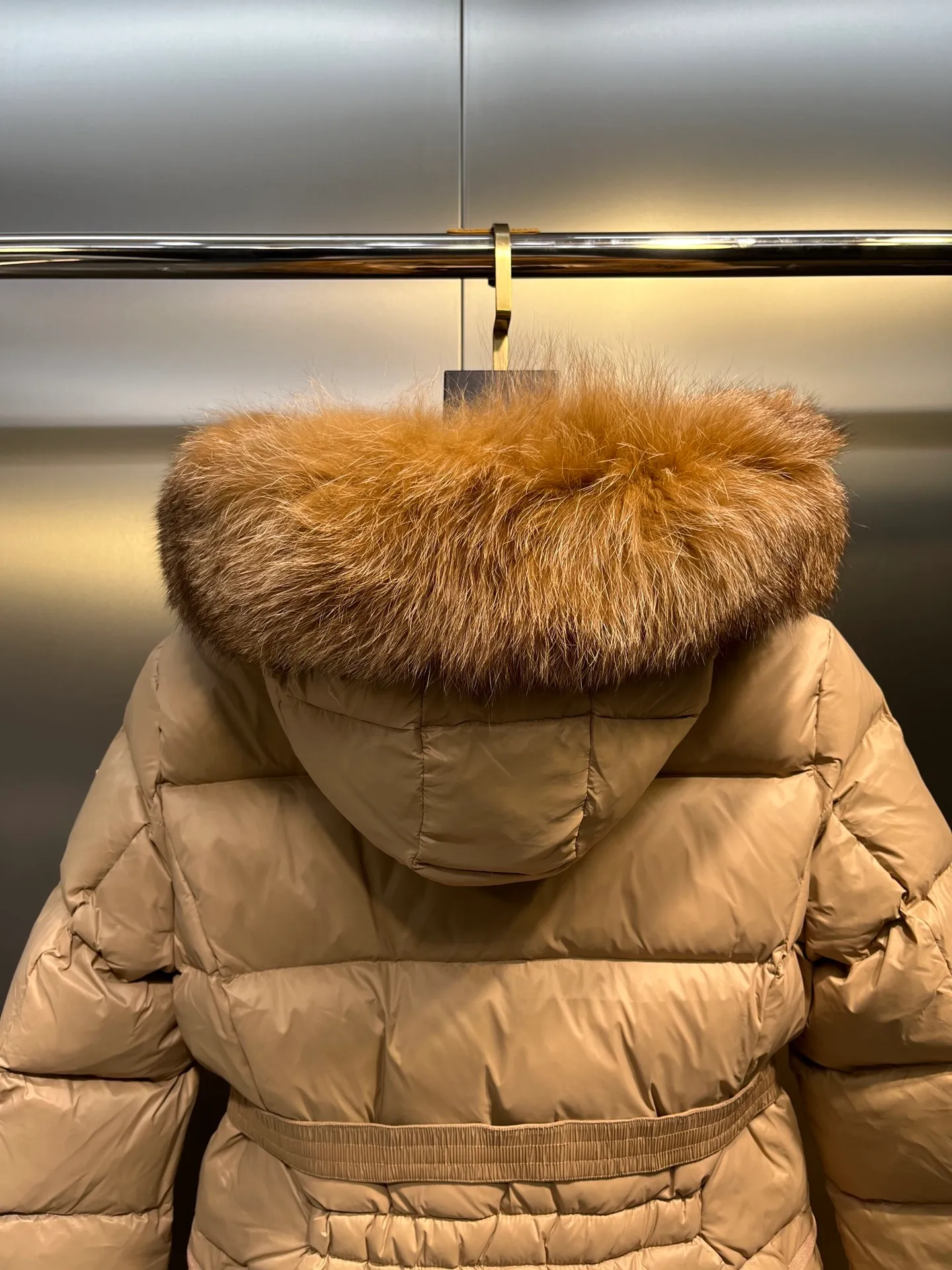 P1000 𝐌𝐎𝐍𝐂𝐋𝐄𝐑🌟Moushed BOED series Autumn and winter new type of muzzled hooded down jacket with belted fur collar and waist. The slim cut highlights the temperament of this down. It doesn’t look fluffy and bloated, and it is light and neat. Good products like this are hard to come by. Every detail is worth your time to explore, and this one is not picky at all. Style number: A83# Color: champagne white black size: 1234