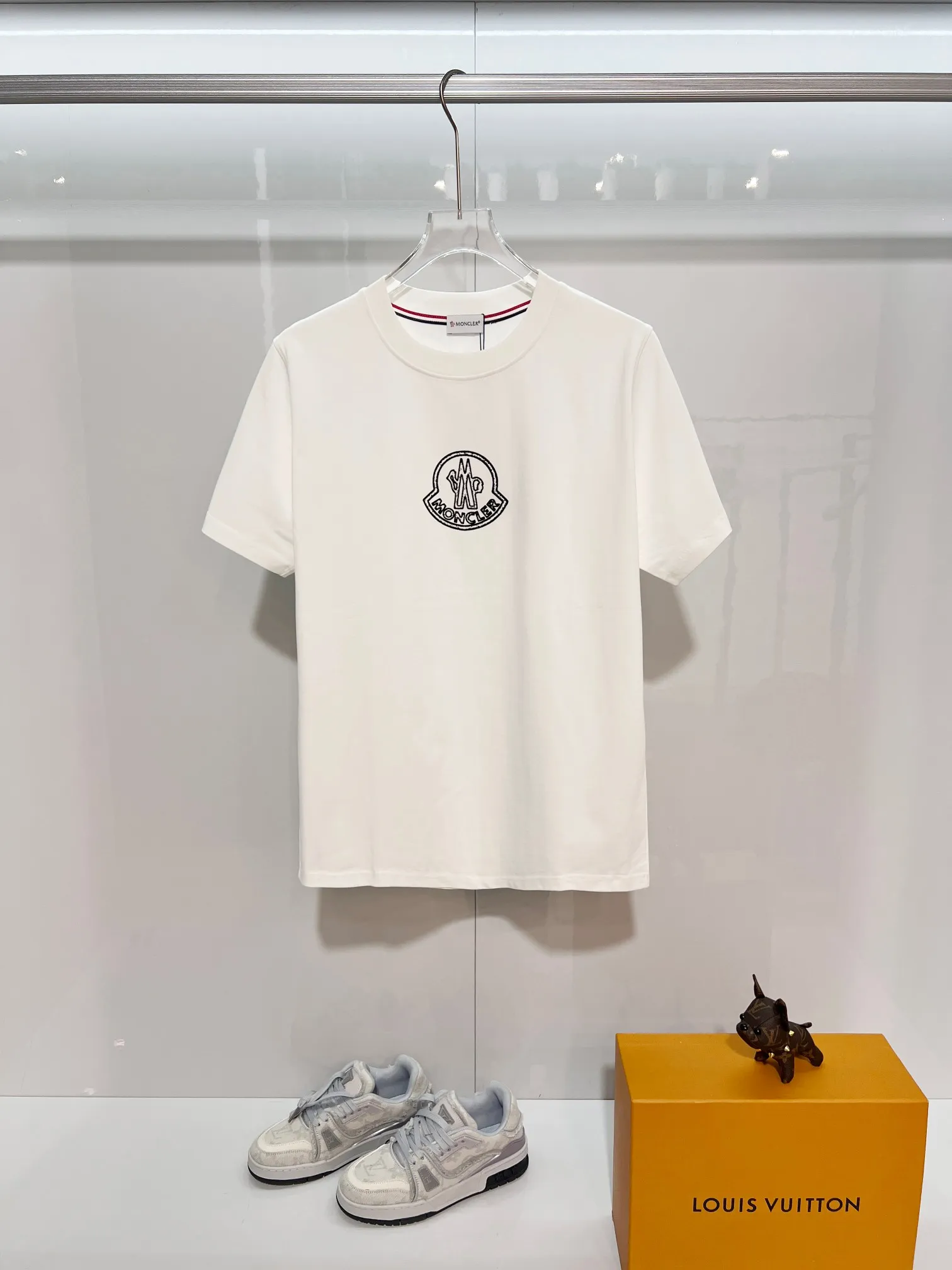 P150 MONCLER/Muzzled 300g pure cotton round neck short-sleeved T-shirt. Brand classic. Color-blocking double-sided letter LOGO embossing process. 2025ss official synchronization. High version. High quality. Fashionable personality. Versatile trend. Pure original quality. Original fabric. Tag. Collar label. Washed wheat. Complete three standards. Color: Black. White. Size: S M L XL XXL