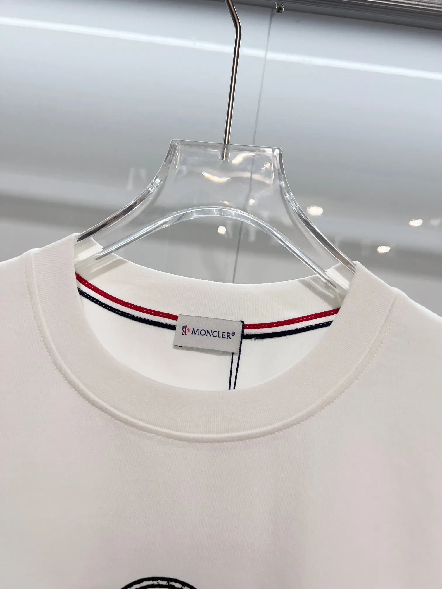 P150 MONCLER/Muzzled 300g pure cotton round neck short-sleeved T-shirt. Brand classic. Color-blocking double-sided letter LOGO embossing process. 2025ss official synchronization. High version. High quality. Fashionable personality. Versatile trend. Pure original quality. Original fabric. Tag. Collar label. Washed wheat. Complete three standards. Color: Black. White. Size: S M L XL XXL