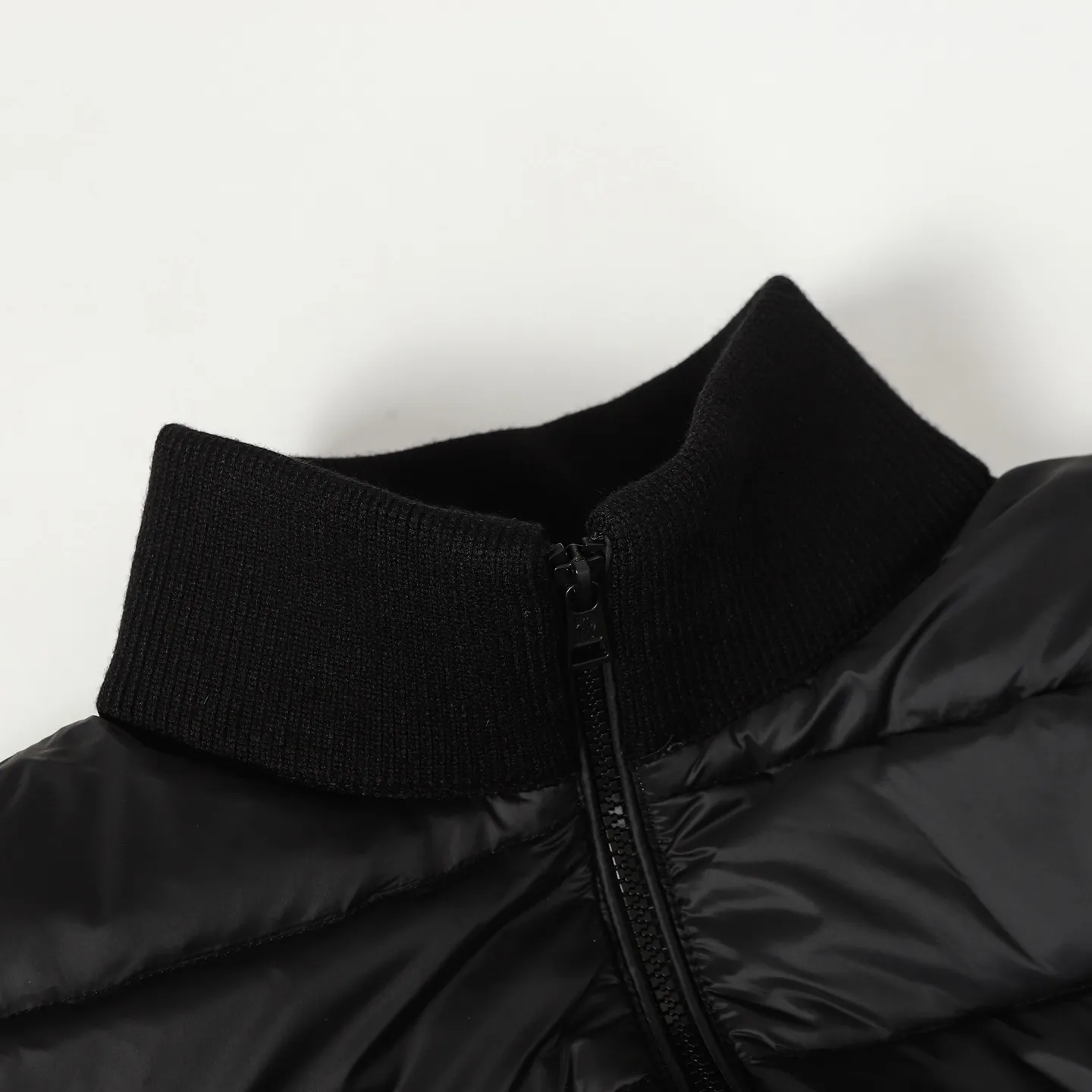 P640 Moncler｜Matched wool knitted down stand-collar down jacket 1️⃣Original Nfc anti-counterfeiting chip 2️⃣90 duck down, the most abundant on the market, never fake goose down and a series of misunderstandings 3️⃣ Fabric: 100% nylon; Lining: 100% nylon, one of the best on the market, everything is customized according to the original version. 4⃣️The electroplated hardware produced by the original processing factory is all customized by the original factory, and is not a replica of various types on the market. 5⃣️Produced by a same OEM factory, it has always been unambiguous in terms of quality. When shipped by a large factory, everyone understands the workmanship, QA and QC quality inspection. It is not comparable to small factories in the market.  Mouth-mounted down jackets, let’s not brag, there is almost no one that can do better than us! Make an original product with care, so that every customer has the confidence to introduce it to his customers: This is the top replica version in China. Good products do not need too many soft articles to set off, only junk products will boast: the original ZP uses thousands of words to impress consumers!  Size: 1 2 3 4 5 Color: Gray Black