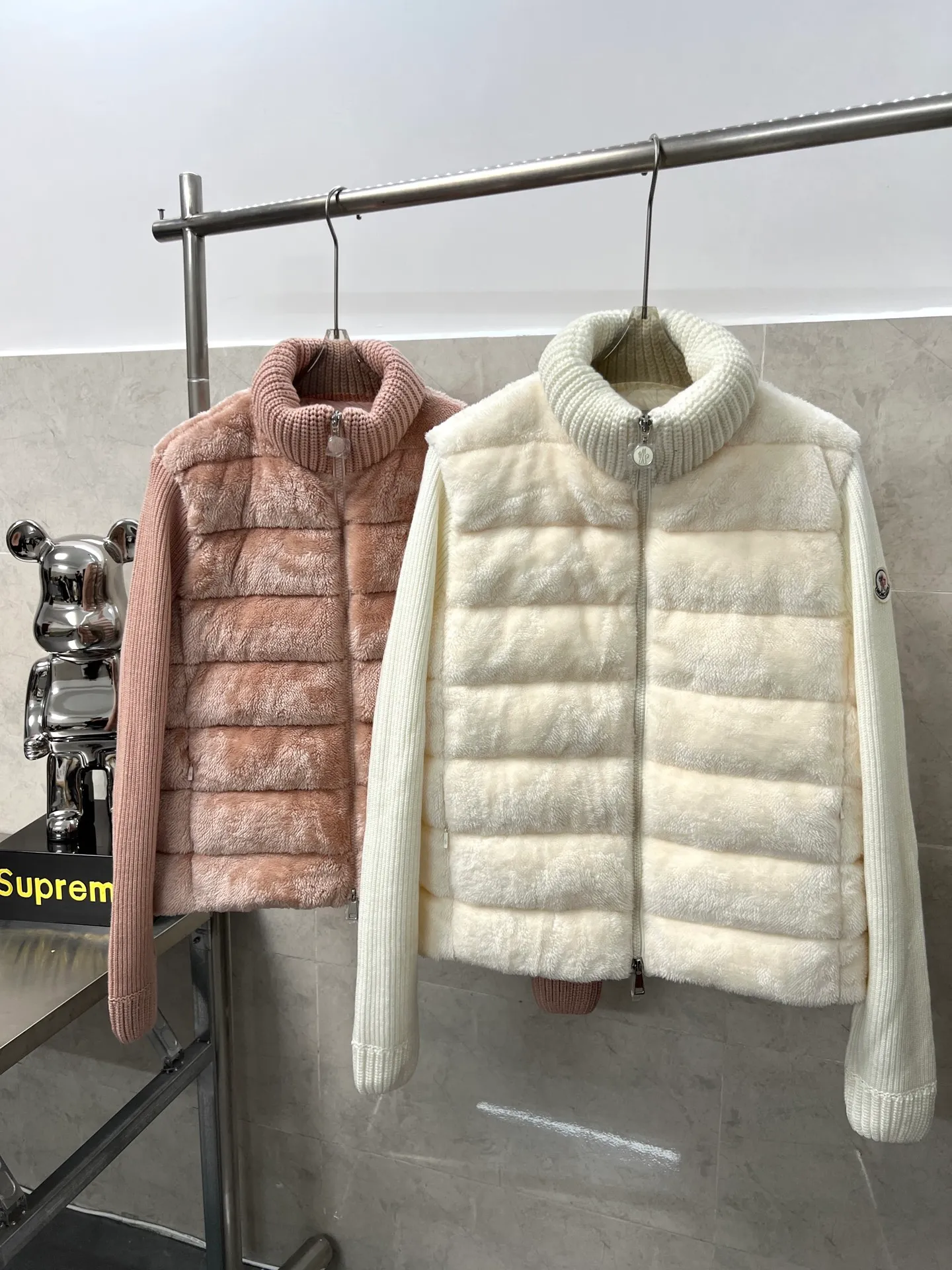 P700 Moncler's new wool sleeve splicing down jacket for autumn and winter. Classic stand-up collar zipper design. A must-have item for layering in autumn and winter. Customized eco-friendly Teddy plush fabric is soft and delicate. The version is versatile, age-reducing and fashionable. Imported machine sewing line crafts. Customized hardware matching. Textured gamers must buy. Color: White Pink Size: S M L