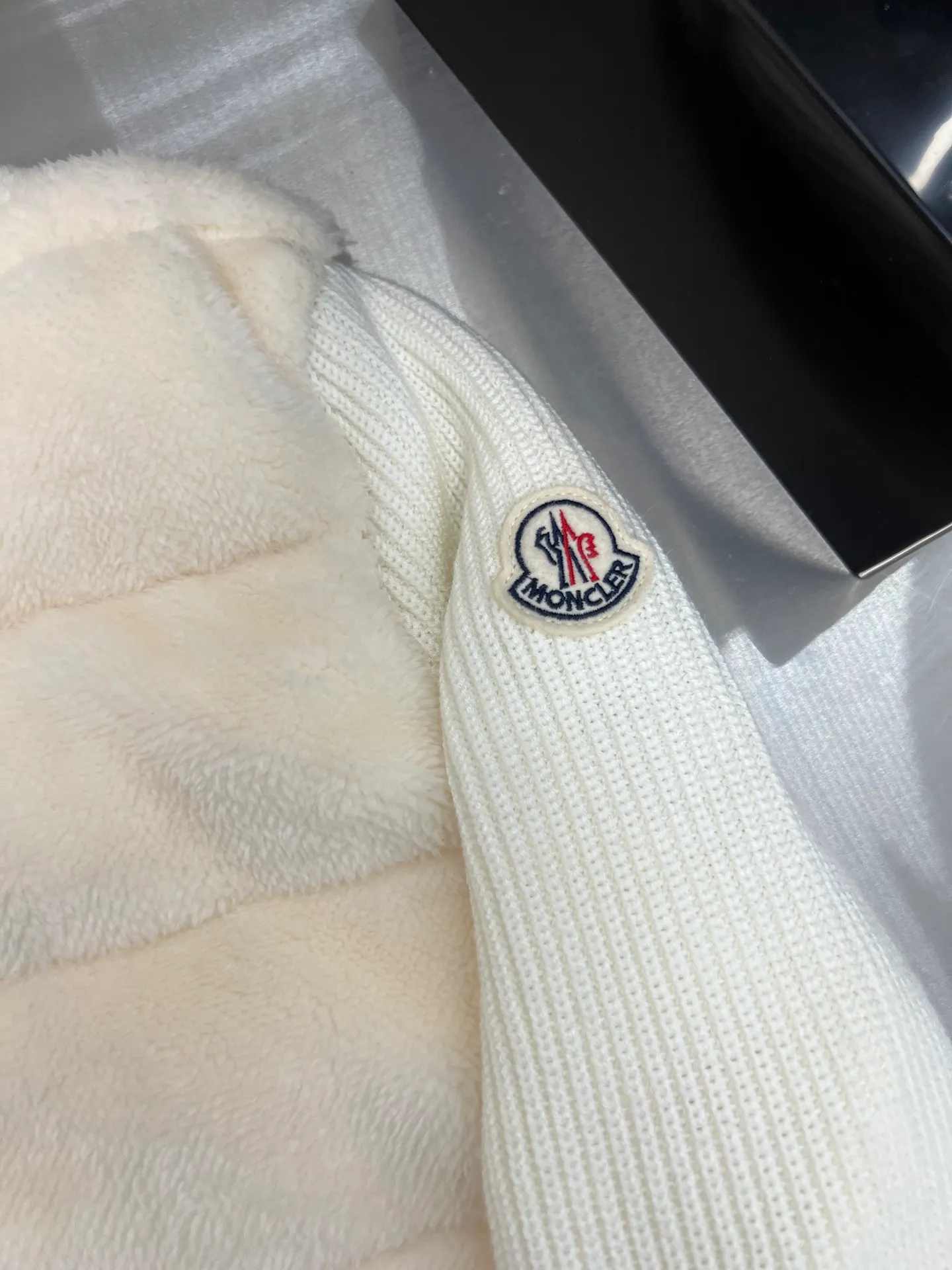 P700 Moncler's new wool sleeve splicing down jacket for autumn and winter. Classic stand-up collar zipper design. A must-have item for layering in autumn and winter. Customized eco-friendly Teddy plush fabric is soft and delicate. The version is versatile, age-reducing and fashionable. Imported machine sewing line crafts. Customized hardware matching. Textured gamers must buy. Color: White Pink Size: S M L