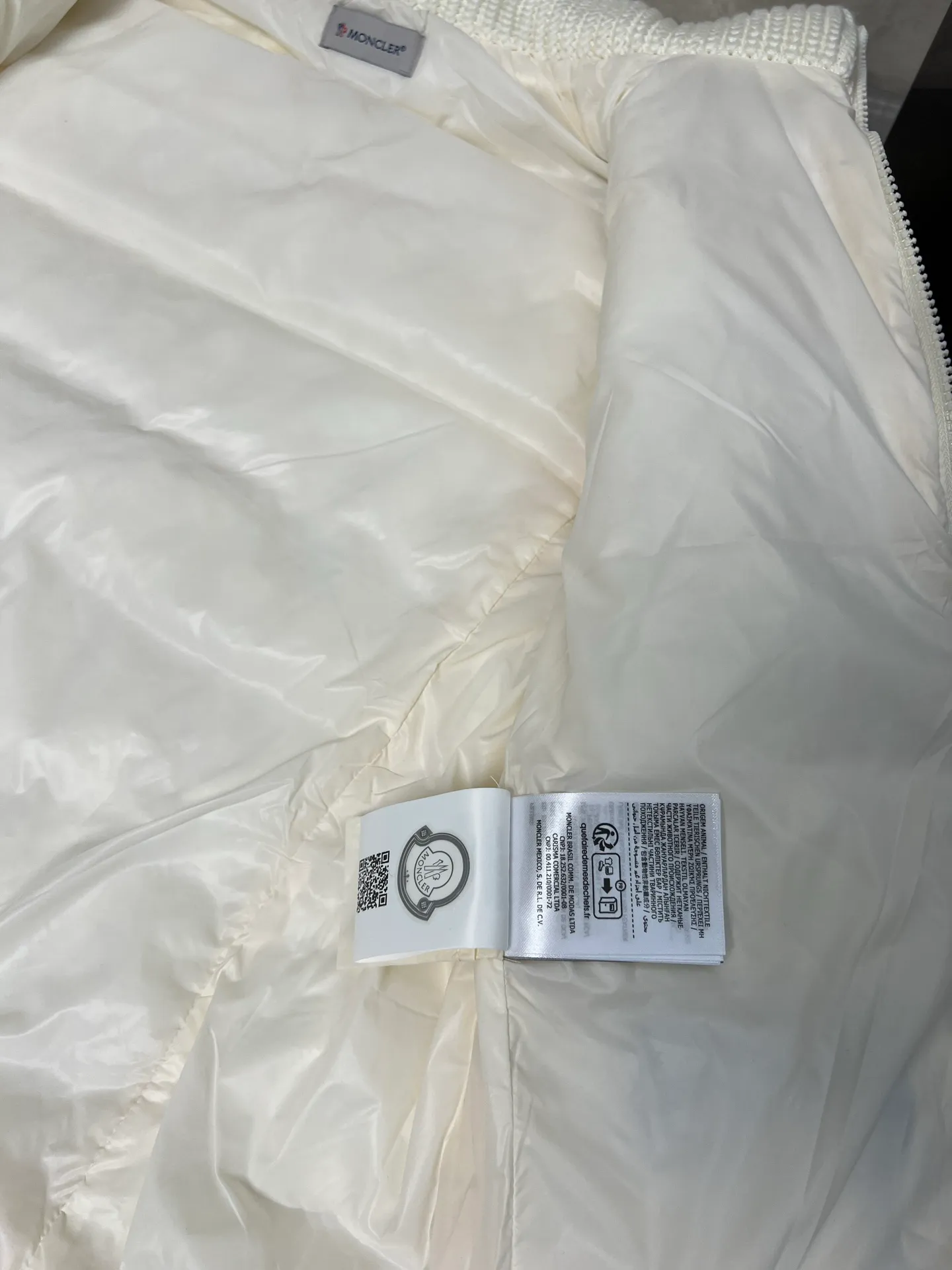 P700 Moncler's new wool sleeve splicing down jacket for autumn and winter. Classic stand-up collar zipper design. A must-have item for layering in autumn and winter. Customized eco-friendly Teddy plush fabric is soft and delicate. The version is versatile, age-reducing and fashionable. Imported machine sewing line crafts. Customized hardware matching. Textured gamers must buy. Color: White Pink Size: S M L