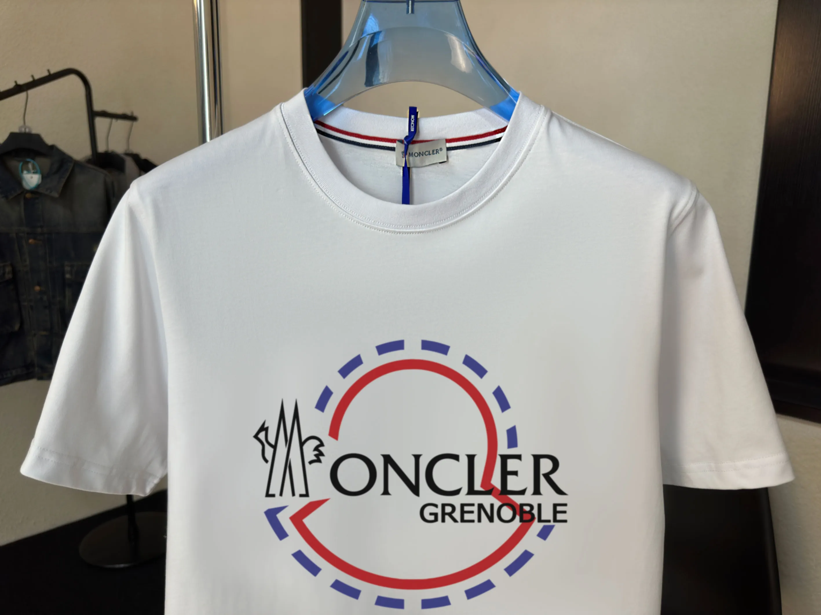 P140 💰Upgraded version "Mobile phone smart sensor ~ NFC chip armband ~ direct access to the official website for anti-counterfeiting" "Moncler ~ Mouth Mouth" 2025 new high-quality round neck short-sleeved T-shirt. The cuffs have imported embroidered labels. Customized dyeing, very comfortable to touch. Super versatile and good-looking short-sleeved. Complete with three labels. Non-market ordinary version. Feel free to compare. Quality is absolutely guaranteed! ‼ First of all, this original fabric is all custom-woven with 32-count double yarn fabric, 250G, and the weight is the same‼ Fine workmanship, double waistcoat method, double waistcoat method, double waistcoat method makes the whole dress more three-dimensional, which is not a craft that ordinary T-shirts can achieve🤪 Size: S-M-L-XL-2XL Color: black, white, apricot, same style for men and women