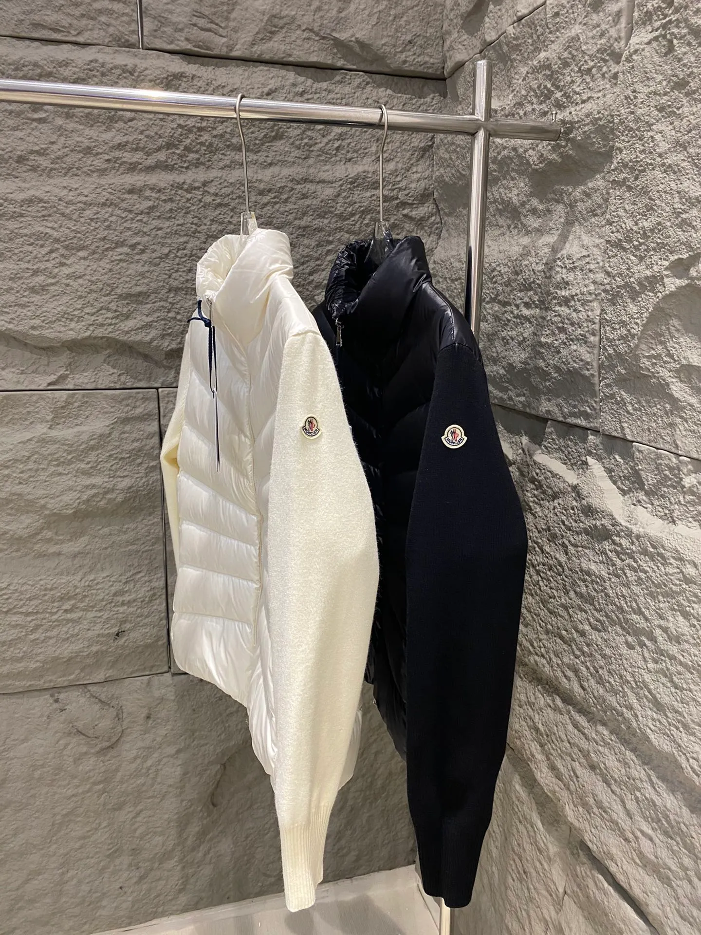 P640 Moncler Women's Stand Collar Knitted Patchwork Down Jacket This padded cardigan is a classic Moncler design piece that can be worn alone or paired with coats and jackets. Lightweight knit style made from soft wool and filled with down on the front and back. Color: black/white Size: 1/2/3/4