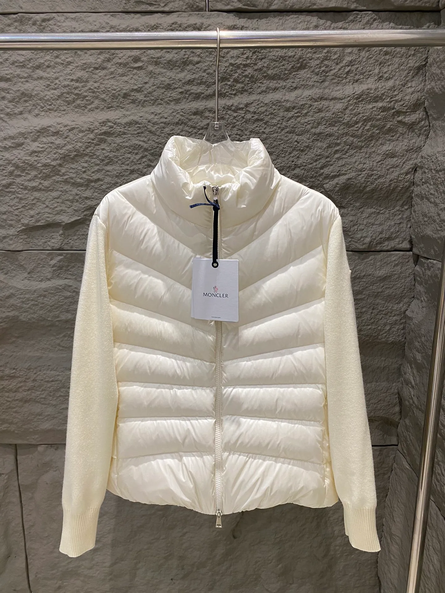 P640 Moncler Women's Stand Collar Knitted Patchwork Down Jacket This padded cardigan is a classic Moncler design piece that can be worn alone or paired with coats and jackets. Lightweight knit style made from soft wool and filled with down on the front and back. Color: black/white Size: 1/2/3/4