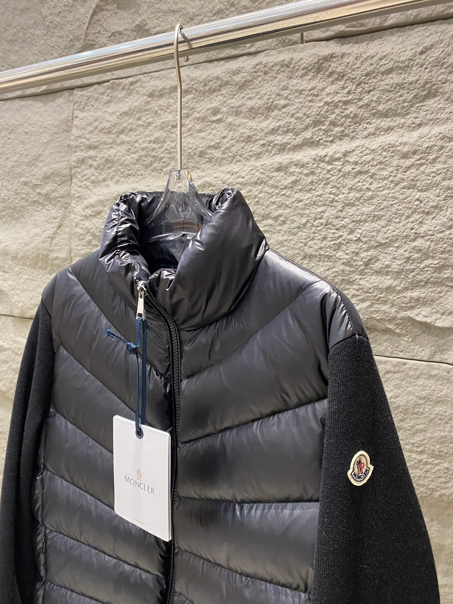 P640 Moncler Women's Stand Collar Knitted Patchwork Down Jacket This padded cardigan is a classic Moncler design piece that can be worn alone or paired with coats and jackets. Lightweight knit style made from soft wool and filled with down on the front and back. Color: black/white Size: 1/2/3/4