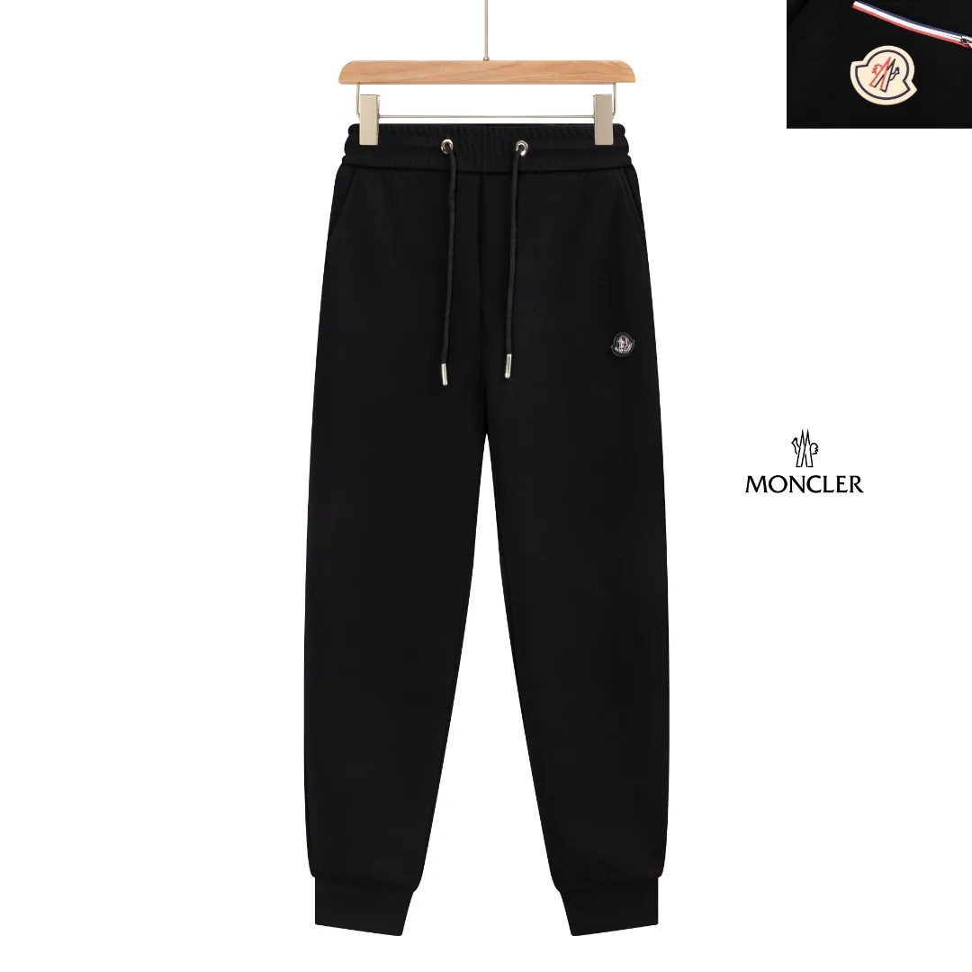 P290 Moncler 25 new autumn trousers European trade channels, direct delivery from Italian overseas warehouses, limited sales of overseas boutiques.  25SS new casual and fashionable sweatpants. This sweatpants adopts the design of big brands to create a fashionable trend. The details are exquisitely processed, showing super high quality.  The pants are embellished with iconic brand logos to highlight the brand style and create a fashionable and diverse look. Carefully crafted from 100% imported fabrics, they are soft and comfortable, and are skin-friendly and warm. They are a pair of pants that are comfortable both at home and when going out. You can just wear a jacket and a sweater to go out~ Color: Black Size: M L XL 2XL 3XL