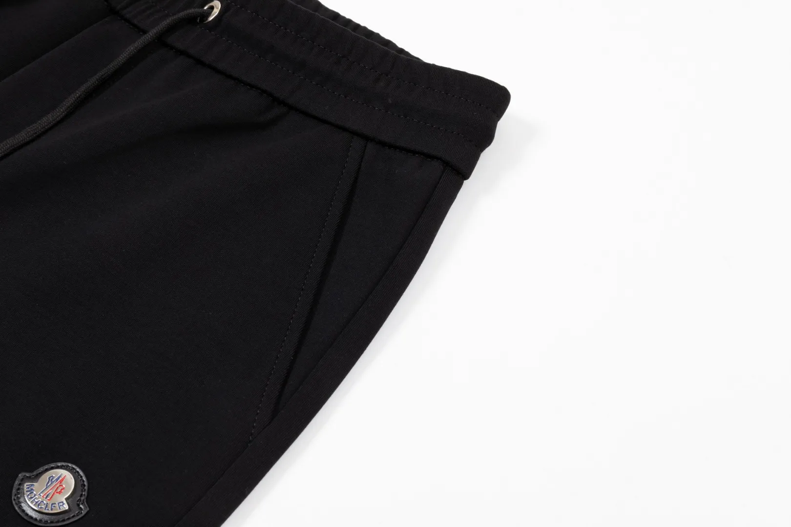 P290 Moncler 25 new autumn trousers European trade channels, direct delivery from Italian overseas warehouses, limited sales of overseas boutiques.  25SS new casual and fashionable sweatpants. This sweatpants adopts the design of big brands to create a fashionable trend. The details are exquisitely processed, showing super high quality.  The pants are embellished with iconic brand logos to highlight the brand style and create a fashionable and diverse look. Carefully crafted from 100% imported fabrics, they are soft and comfortable, and are skin-friendly and warm. They are a pair of pants that are comfortable both at home and when going out. You can just wear a jacket and a sweater to go out~ Color: Black Size: M L XL 2XL 3XL