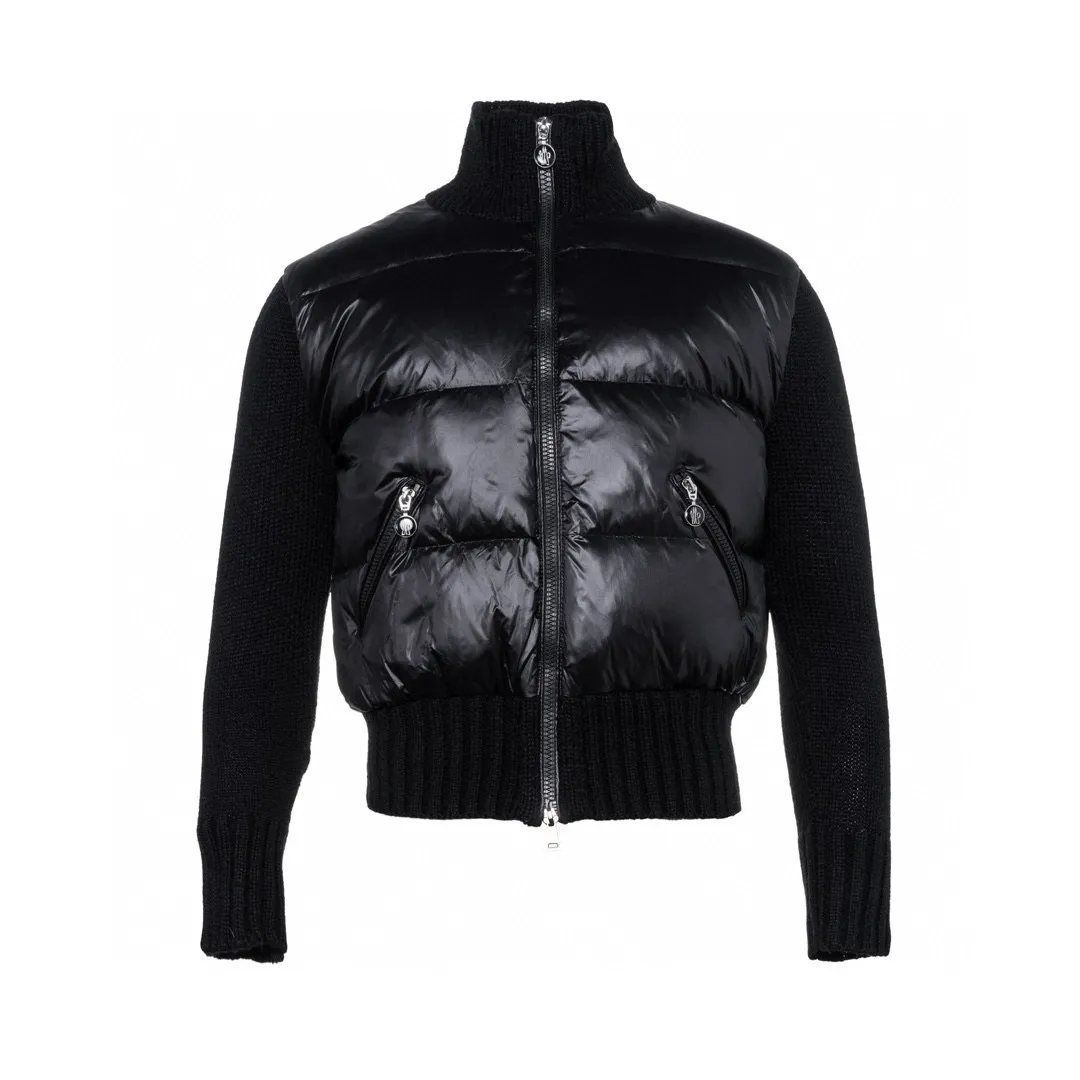 P580 Embroidered knitted MONCLER/Mask MC spliced ​​wool knitted sleeves stand collar down jacket (two colors available: black and white) spliced ​​down jacket, sleeves spliced ​​with wool knitted fabric, overall warm effect, breaking the conventional bloated down jacket, casual and fashionable, classic logo embroidery on the back is perfectly embellished, national standard down filling inside Style number: A65# Size: 1 2 3 4 Color: black white