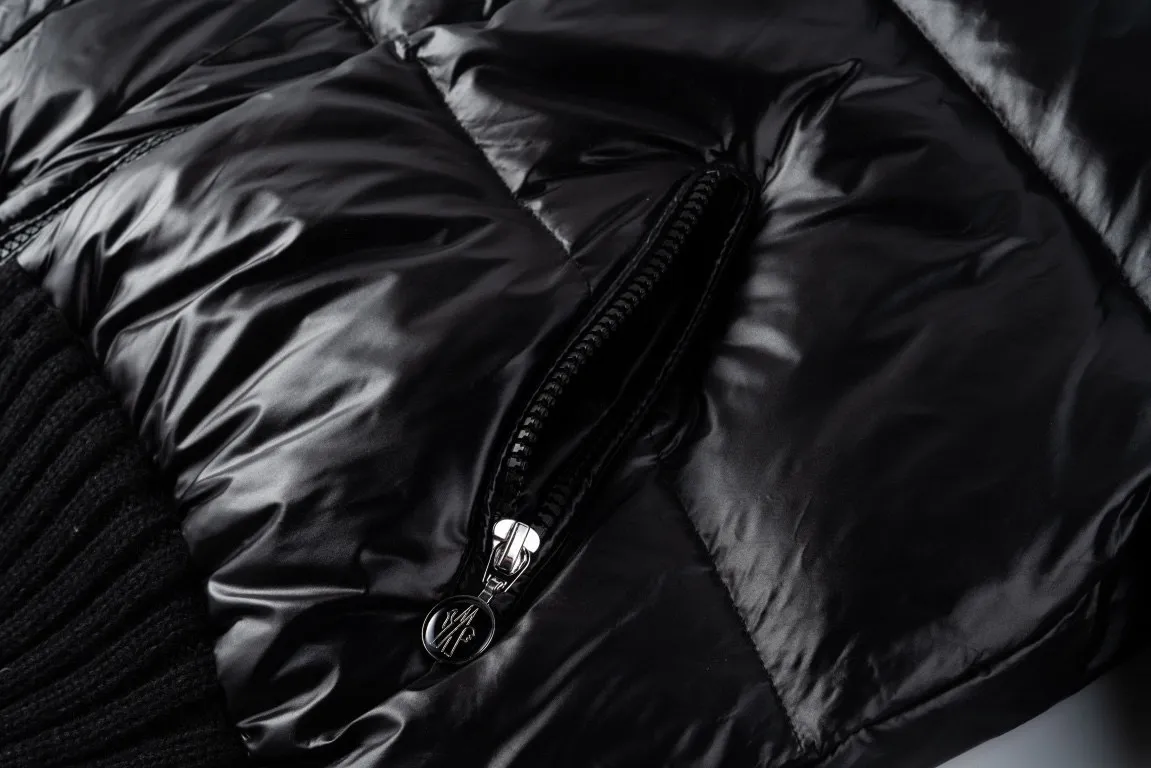 P580 Embroidered knitted MONCLER/Mask MC spliced ​​wool knitted sleeves stand collar down jacket (two colors available: black and white) spliced ​​down jacket, sleeves spliced ​​with wool knitted fabric, overall warm effect, breaking the conventional bloated down jacket, casual and fashionable, classic logo embroidery on the back is perfectly embellished, national standard down filling inside Style number: A65# Size: 1 2 3 4 Color: black white