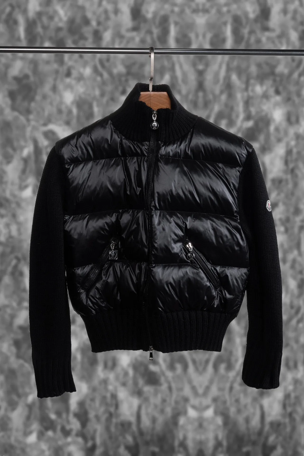 P580 Embroidered knitted MONCLER/Mask MC spliced ​​wool knitted sleeves stand collar down jacket (two colors available: black and white) spliced ​​down jacket, sleeves spliced ​​with wool knitted fabric, overall warm effect, breaking the conventional bloated down jacket, casual and fashionable, classic logo embroidery on the back is perfectly embellished, national standard down filling inside Style number: A65# Size: 1 2 3 4 Color: black white