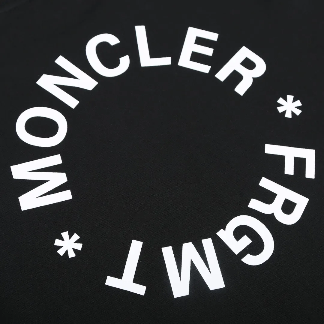 P370 MONCLER printed round neck sweatshirt Fabric selection: Single-sided fish scale fabric woven with cotton as the base. The front is a smooth knitted surface, and the skin-touching surface is formed into three-dimensional terry through the floating thread knitting technology of the knitting machine, which increases the fluffiness and has a delicate touch. The terry structure absorbs a large amount of water and evaporates quickly, so it is not easy to loosen and deform after repeated washing.  Process 1: Use glue printing to present 4 high-saturation patterns on the fabric. The pressure of the scraper is even, and the scraping printing is done in 3 times to ensure that the glue is fully penetrated and covered. After curing at high temperature, the pigment is firmly bonded to the cotton fiber. The ink-absorbing and penetrating properties of the cotton fiber make the pattern less likely to fall off due to friction.  Process 2: The 2*2 rib formed by alternating longitudinal rows of front coils and longitudinal rows of back coils is still very elastic and has a wide pattern that fits the wrist and waist without a sense of restraint. The gaps between the coils allow air to circulate without losing warmth.  Process 2: By actively interfering with the shrinkage potential of cotton fibers, the fabric is able to transition from changeable to stable, improving dimensional stability while being less prone to deformation and wrinkles.  Accessories: One to one customized 3-standard SIZE: S M L XL