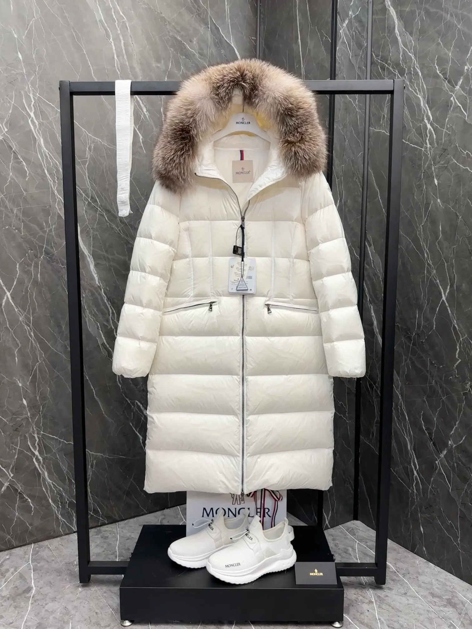 P1100 New Down ⬆️Moncler 2025 New Colors Boed Women's Long Down Jacket Jacket Boedic women's down jacket is made of longue saison fabric, embellished with fur trim, providing warm care. (⚠️Fox fur collar imported from Finland, of course the fur collar needs to be larger to look good) The Boed down jacket has a soft silhouette design and is equipped with a delicate belt to create a sophisticated and elegant winter look. Made of longue saison fabric with wool trim on the hood. Details •Made from longue saison fabric •Longue saison lining •Filled with down •Hood with removable fleece trim •Two-way zipper closure •Elasticated waistband with patented snap buttons •Zip closure lateral pockets with grosgrain piping •Adjustable elastic cuffs Size: 1-4 Women's