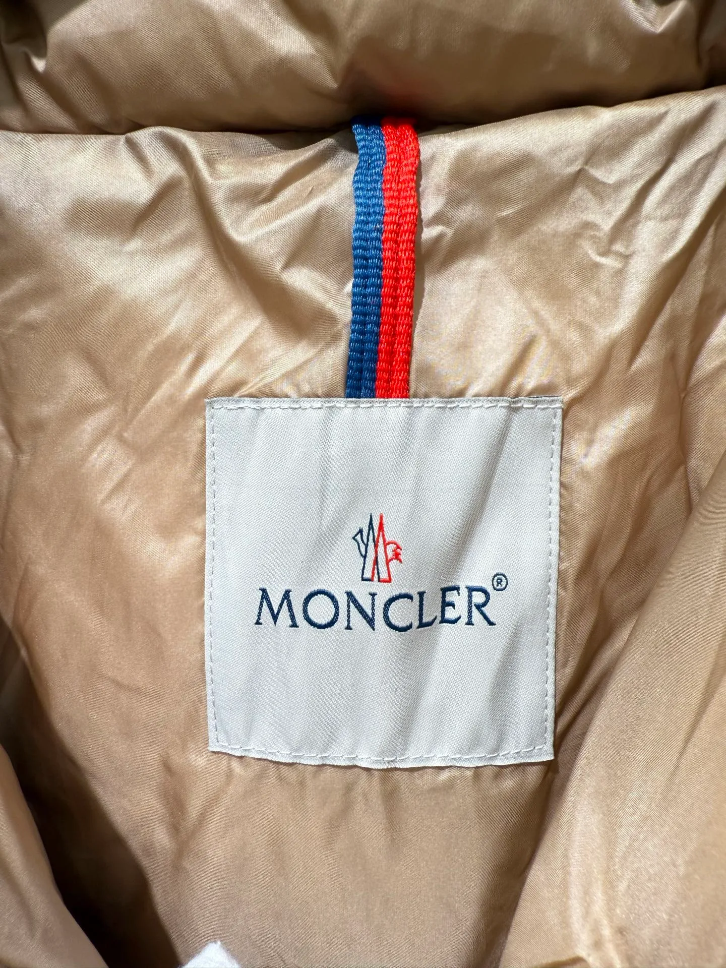 P1320 Moncler Men's Mouth Waisted Black Gold Agneux Women's Square Quilted Hooded Short Down Jacket The Agneux down jacket combines protective fabrics and exquisite textures. Short fit in functional nylon with a glossy satin finish. Paired with a nipped-in waist design, it outlines a feminine silhouette.  Fabric: Made of nylon fabric, Longue saisont, filled with down (90 down white goose down) Craftsmanship: Detachable and adjustable hood, zipper and snap closure, zipper pockets, elastic waist (supports NFC chip function) Size: 0 1 2 3 5555070