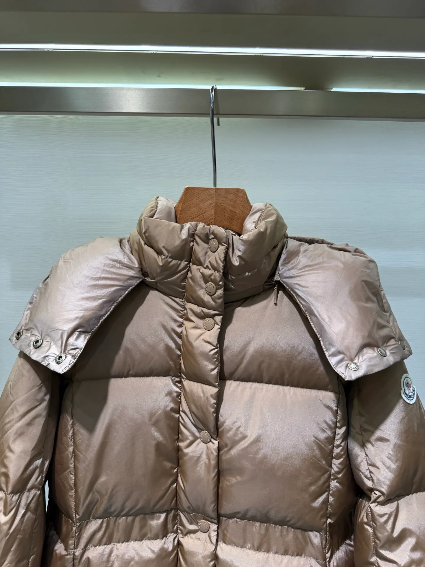 P1320 Moncler Men's Mouth Waisted Black Gold Agneux Women's Square Quilted Hooded Short Down Jacket The Agneux down jacket combines protective fabrics and exquisite textures. Short fit in functional nylon with a glossy satin finish. Paired with a nipped-in waist design, it outlines a feminine silhouette.  Fabric: Made of nylon fabric, Longue saisont, filled with down (90 down white goose down) Craftsmanship: Detachable and adjustable hood, zipper and snap closure, zipper pockets, elastic waist (supports NFC chip function) Size: 0 1 2 3 5555070