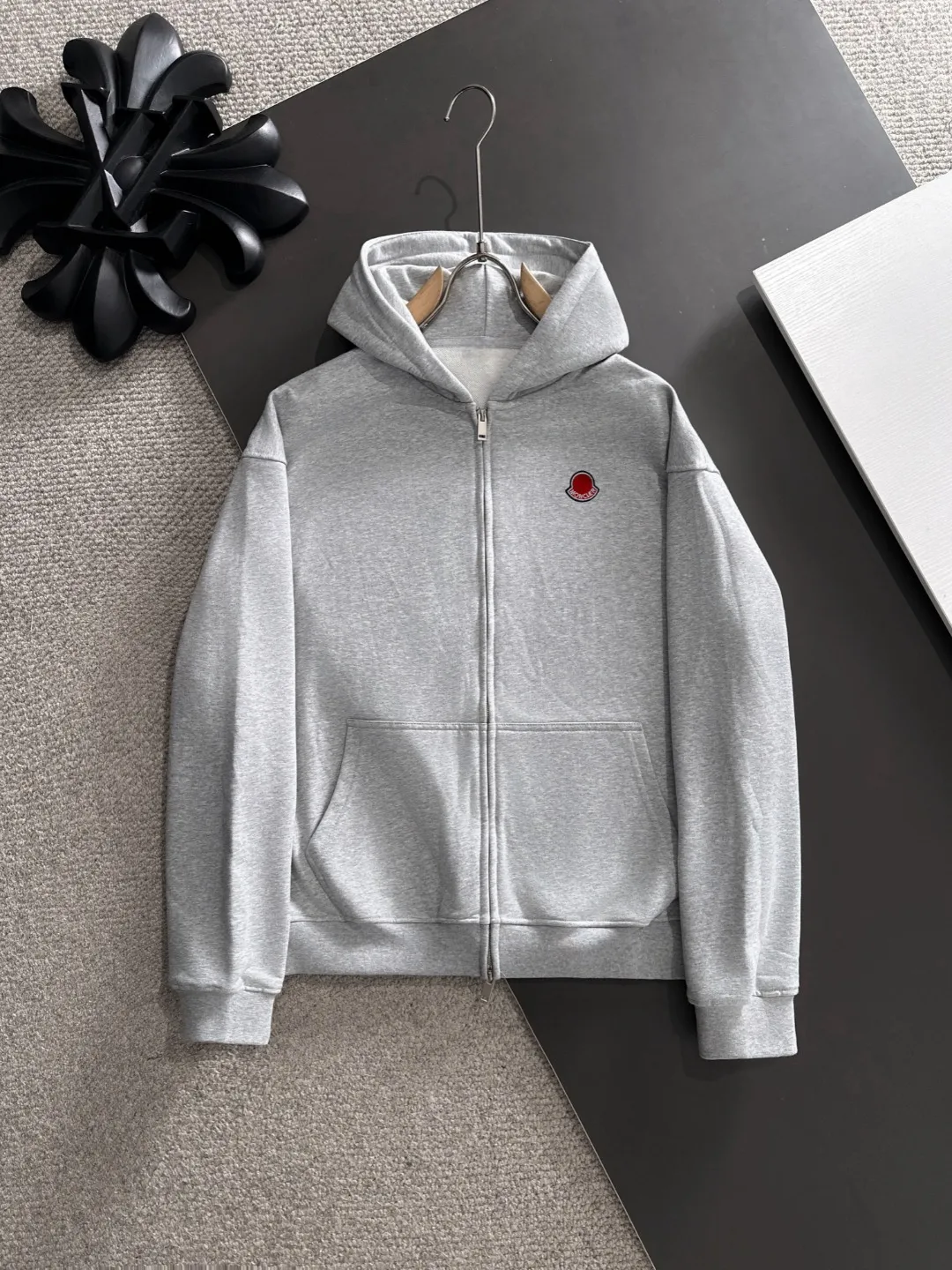 Next day delivery P460 High quality MONCLER/muzzle Exclusive debut of 25ss new autumn and winter lapel double zipper hooded sweatshirt jacket Many stars have the same style. Craftsmanship that ordinary small workshops cannot copy. We are not afraid of any challenges in terms of materials, detail restoration and craftsmanship, just to provide you with wonderful products. Compare the top original versions at will. No expense is spared just to do better. Unique imported fabric feel. Purely imported German machine production. Precision operation and thousands of needle density. A full set of new accessories with three standards can be customized at the same time. The upper body is versatile and fashionable. The perfect choice for autumn and winter. The must-have item. Size chart: S to XXL (or state your height and weight when placing an order)