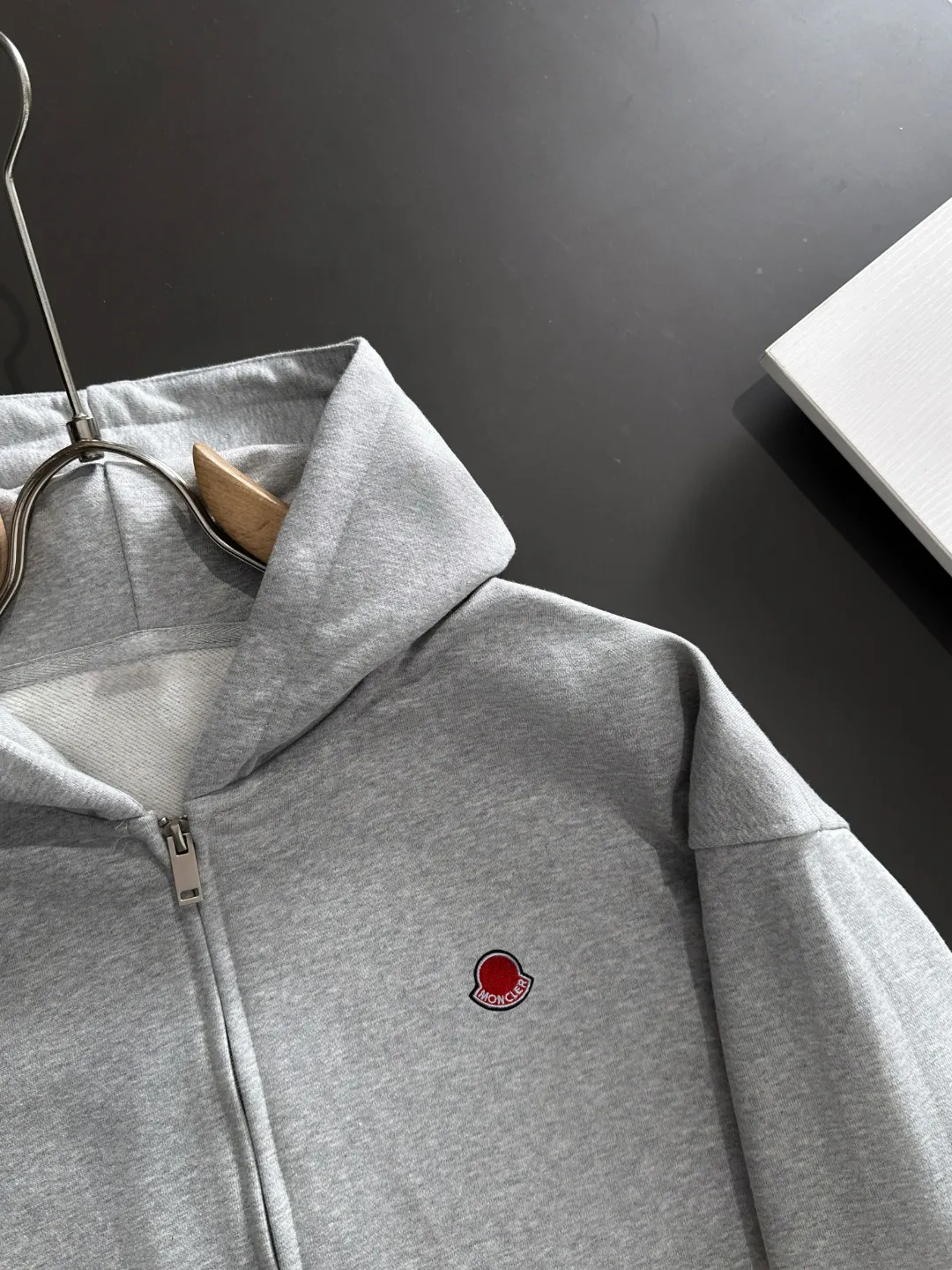 Next day delivery P460 High quality MONCLER/muzzle Exclusive debut of 25ss new autumn and winter lapel double zipper hooded sweatshirt jacket Many stars have the same style. Craftsmanship that ordinary small workshops cannot copy. We are not afraid of any challenges in terms of materials, detail restoration and craftsmanship, just to provide you with wonderful products. Compare the top original versions at will. No expense is spared just to do better. Unique imported fabric feel. Purely imported German machine production. Precision operation and thousands of needle density. A full set of new accessories with three standards can be customized at the same time. The upper body is versatile and fashionable. The perfect choice for autumn and winter. The must-have item. Size chart: S to XXL (or state your height and weight when placing an order)