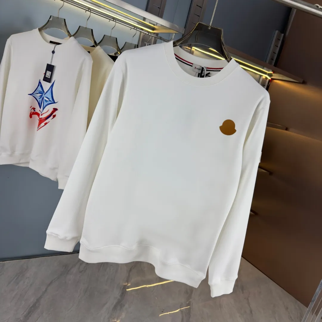 P210 High-version sweatshirt) [Long-term stock] 〖𝐌𝐎𝐍𝐂𝐋𝐄𝐑~Mask〗 Made of 440g heavy-weight fabric. It is different from the market currency. It can be matched with any variety and is properly handsome. 😎The whole dress is made of double waistcoats. The double waistcoats make the whole dress more three-dimensional. Not ordinary factories can do such fine work. 2025 Spring runway version of the T stage, on sale at the counter, round neck terry sweatshirt, high-end double-strand pure cotton, custom-made stretch ribs, dyed in the same vat, complete with three standards, matched with exquisite embroidered LOGO on the chest, simple and advanced, same style for men and women. Color: black, apricot, white, size: S M L XL 2XL