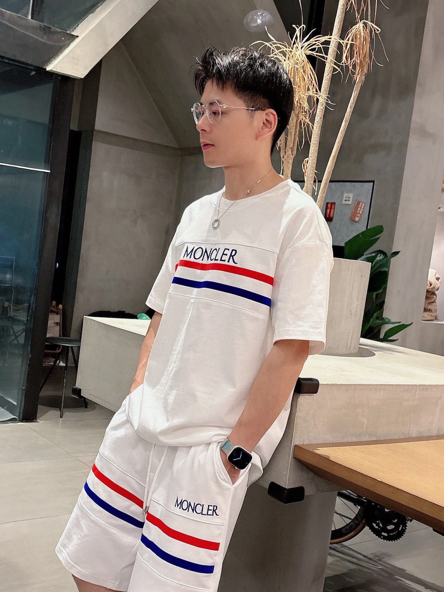 P560 Brand [MONCLER Mouth Covered] 2025 round neck short-sleeved shorts suit. The pure cotton fabric upper body will not be stuffy, the smooth and comfortable skin-friendly effect is more breathable, the fabric has its own texture, classic logo technology, a new interpretation from a unique angle, the first choice for fashion and versatility! Size: M-3XL (maximum wear: 190 pounds)