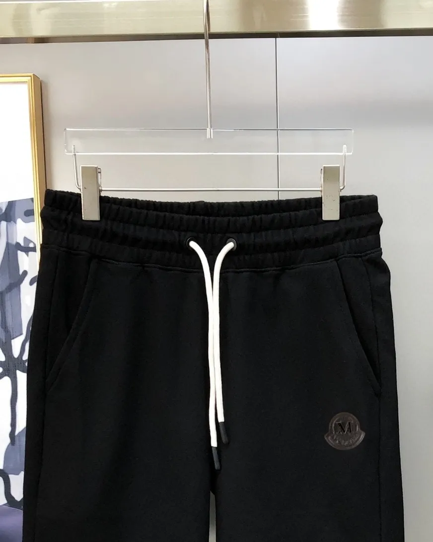 P230 Moncler 2024 new original men's casual shorts, the latest release on the official website of the counter, ✨ High-end quality, simple, fashionable and elegant ✨ Classic logo LOGO design, customized original imported 100% cotton fabric, simple and elegant, versatile style, elegant and handsome upper body, brand new sense of sight! The details are all in place, no one is picky about the upper body, and you must pay for your own money. Size: S-XL (can wear up to 185 pounds, please state your height and weight when placing an order) Black Gray