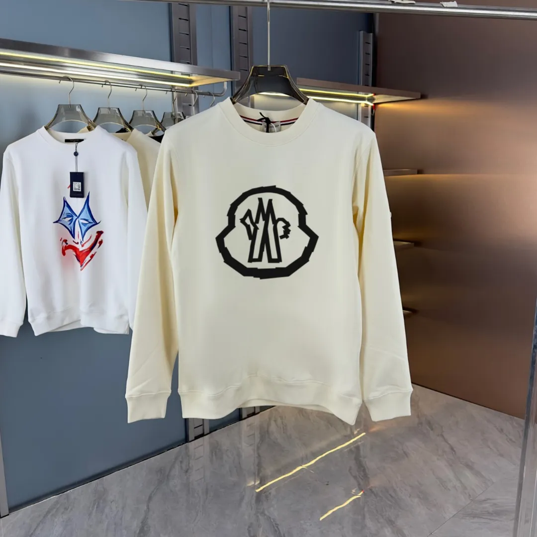 P210 high version sweatshirt) 📦With exclusive picture packaging📦 [Long-term ready stock] Upgraded version "Mobile phone smart sensor ~ NFC chip armband ~ Direct access to the official website anti-counterfeiting" 〖 𝐌𝐎𝐍𝐂𝐋𝐄𝐑 ~ Mouth covering〗 2025 new high quality, using 450g heavyweight fabric Different from the market currency, you can mix and match everything at will and you will be handsome😎The whole clothes is made of double waistcoats. The double waistcoats make the whole dress more three-dimensional. It is not an ordinary factory that can do such fine work. 2025 autumn and winter new style, on sale at the counter, exquisite printed round neck terry sweatshirt. High-end double-ply cotton. Customized stretch ribs are dyed in the same vat. Three standards are complete. It is matched with digital printing patterns and is very breathable. Same style for men and women. Color: black, white, apricot. Size: S M L XL 2XL