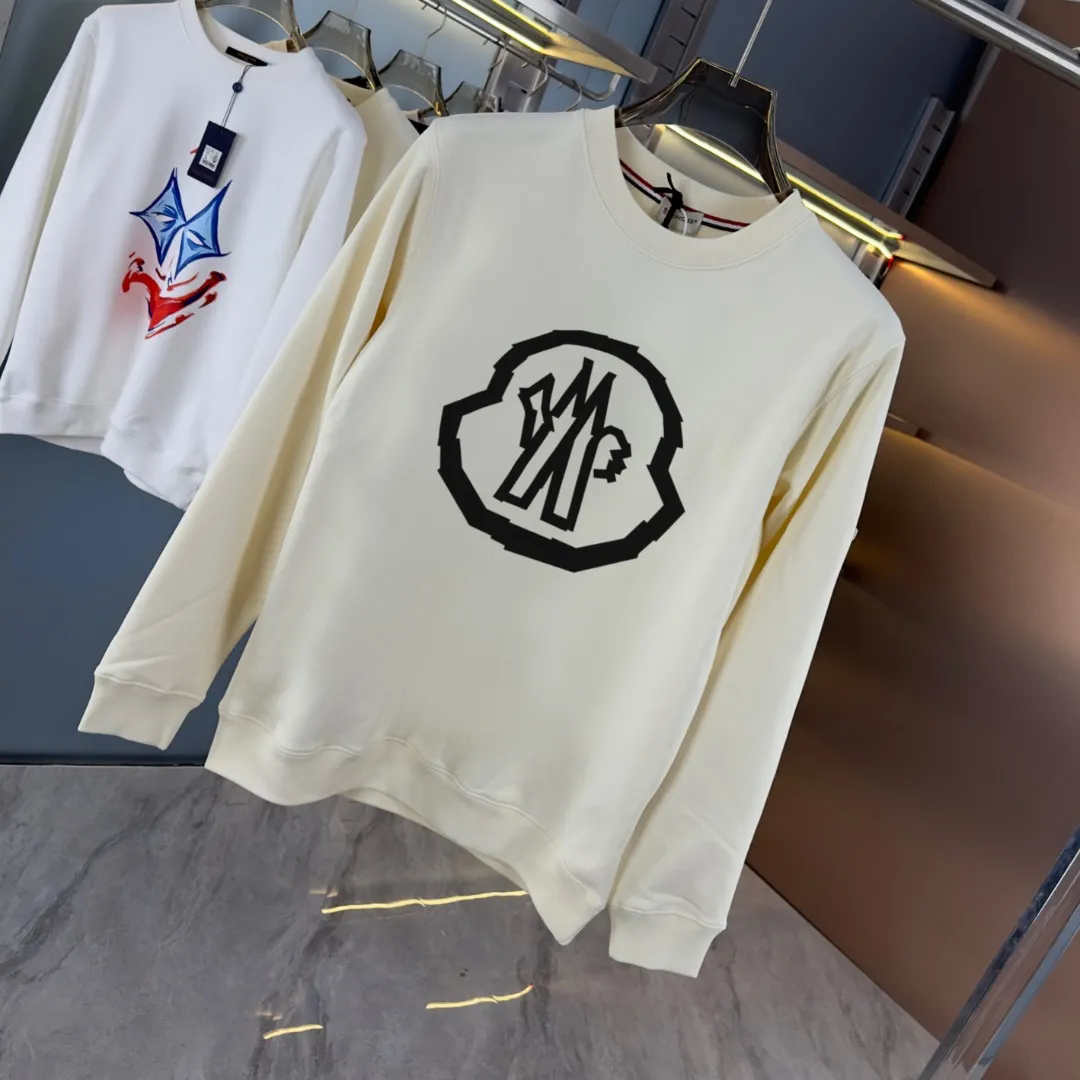 P210 high version sweatshirt) 📦With exclusive picture packaging📦 [Long-term ready stock] Upgraded version "Mobile phone smart sensor ~ NFC chip armband ~ Direct access to the official website anti-counterfeiting" 〖 𝐌𝐎𝐍𝐂𝐋𝐄𝐑 ~ Mouth covering〗 2025 new high quality, using 450g heavyweight fabric Different from the market currency, you can mix and match everything at will and you will be handsome😎The whole clothes is made of double waistcoats. The double waistcoats make the whole dress more three-dimensional. It is not an ordinary factory that can do such fine work. 2025 autumn and winter new style, on sale at the counter, exquisite printed round neck terry sweatshirt. High-end double-ply cotton. Customized stretch ribs are dyed in the same vat. Three standards are complete. It is matched with digital printing patterns and is very breathable. Same style for men and women. Color: black, white, apricot. Size: S M L XL 2XL