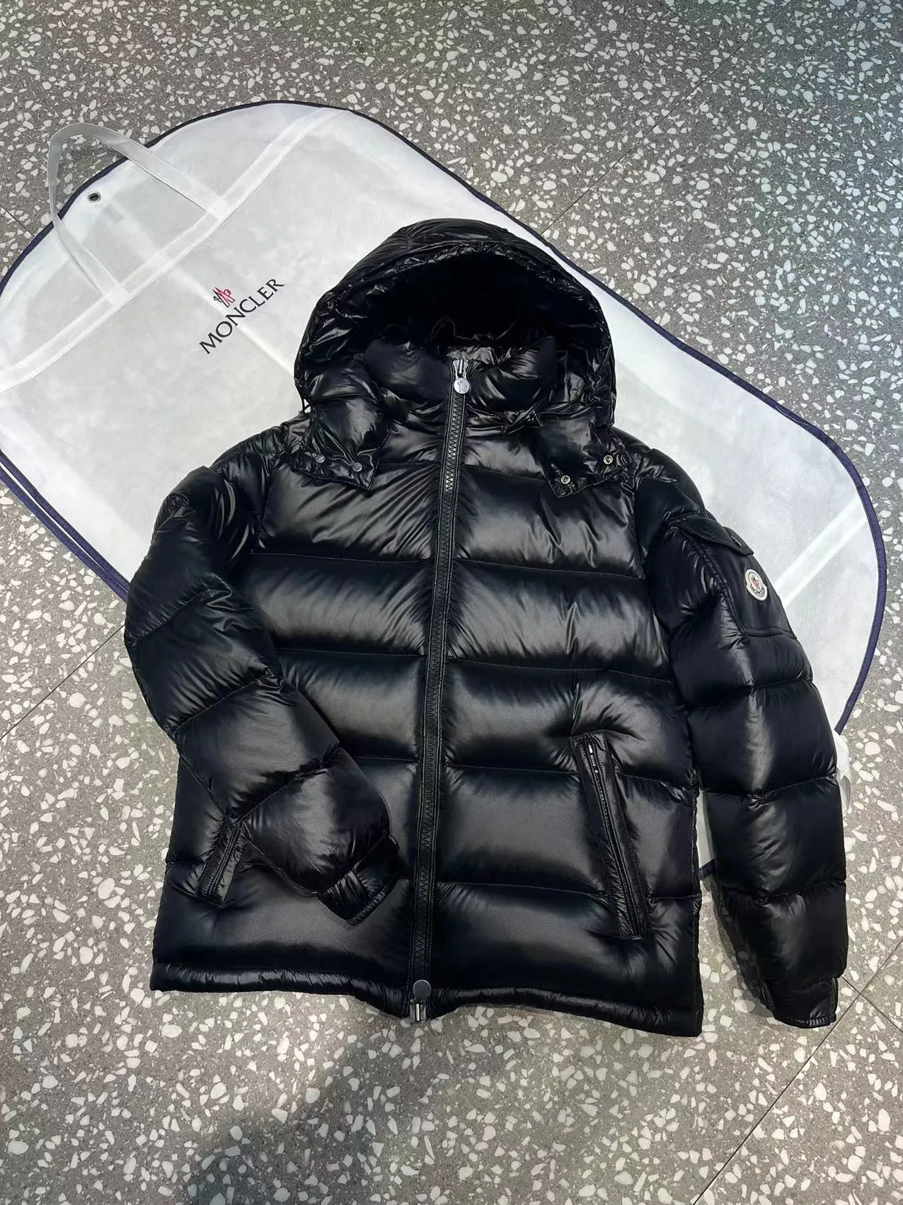 P680 Classic 𝙈𝙊𝙉𝘾𝙇𝙀* 𝙈𝙖𝙮a top original Monce* Montclair #MAYA Maya/Eason Chan same style/down jacket Description: Influenced by the iconic outerwear of the 1980s, the Maya jacket revisits looks from the Moncler archives with a modern twist and cutting-edge elements, the result of the brand's expertise in ski gear. Whether in terms of sport or style, this high-performance and positive-spirited jacket has all the elements a competitive athlete needs to claim the title.  Material process analysis: 1️⃣Original Nfc inductive anti-counterfeiting chip 2️⃣National standard 90% pure white goose down, exclusive use of top-grade down on the market, never false goose down and a series of misunderstandings 3️⃣Fabric: 100% nylon; Lining: 100% nylon, one of the best on the market, everything is customized according to the original version. 4⃣️The electroplated hardware produced by the original processing factory is all customized by the original factory, and is not a replica of various types on the market. 5⃣️Produced by a Mani factory, it has always been unambiguous in terms of quality. Everyone knows about the workmanship, QA and QC quality inspection of the workers when shipping from a large factory. It is not comparable to small factories in the market. Color: black, gray, avocado green, sky blue, pink, white, size: 1-6⚠️Remarks: pink: size 0123