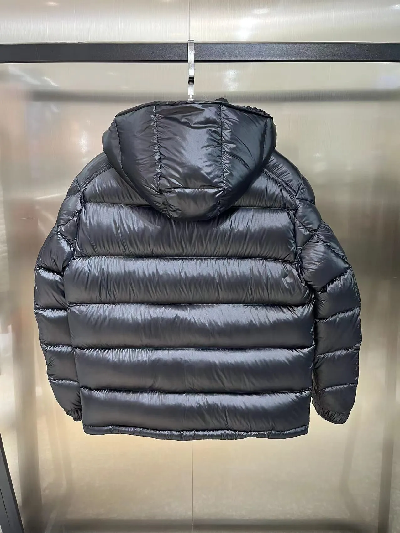 P680 Classic 𝙈𝙊𝙉𝘾𝙇𝙀* 𝙈𝙖𝙮a top original Monce* Montclair #MAYA Maya/Eason Chan same style/down jacket Description: Influenced by the iconic outerwear of the 1980s, the Maya jacket revisits looks from the Moncler archives with a modern twist and cutting-edge elements, the result of the brand's expertise in ski gear. Whether in terms of sport or style, this high-performance and positive-spirited jacket has all the elements a competitive athlete needs to claim the title.  Material process analysis: 1️⃣Original Nfc inductive anti-counterfeiting chip 2️⃣National standard 90% pure white goose down, exclusive use of top-grade down on the market, never false goose down and a series of misunderstandings 3️⃣Fabric: 100% nylon; Lining: 100% nylon, one of the best on the market, everything is customized according to the original version. 4⃣️The electroplated hardware produced by the original processing factory is all customized by the original factory, and is not a replica of various types on the market. 5⃣️Produced by a Mani factory, it has always been unambiguous in terms of quality. Everyone knows about the workmanship, QA and QC quality inspection of the workers when shipping from a large factory. It is not comparable to small factories in the market. Color: black, gray, avocado green, sky blue, pink, white, size: 1-6⚠️Remarks: pink: size 0123