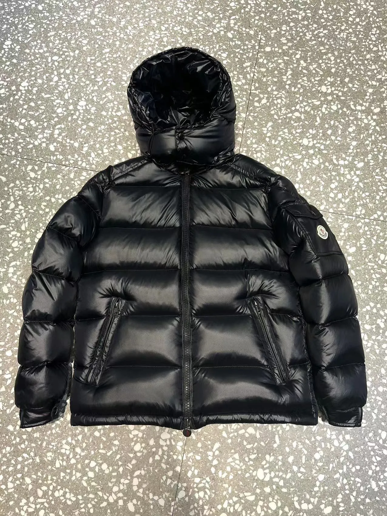 P680 Classic 𝙈𝙊𝙉𝘾𝙇𝙀* 𝙈𝙖𝙮a top original Monce* Montclair #MAYA Maya/Eason Chan same style/down jacket Description: Influenced by the iconic outerwear of the 1980s, the Maya jacket revisits looks from the Moncler archives with a modern twist and cutting-edge elements, the result of the brand's expertise in ski gear. Whether in terms of sport or style, this high-performance and positive-spirited jacket has all the elements a competitive athlete needs to claim the title.  Material process analysis: 1️⃣Original Nfc inductive anti-counterfeiting chip 2️⃣National standard 90% pure white goose down, exclusive use of top-grade down on the market, never false goose down and a series of misunderstandings 3️⃣Fabric: 100% nylon; Lining: 100% nylon, one of the best on the market, everything is customized according to the original version. 4⃣️The electroplated hardware produced by the original processing factory is all customized by the original factory, and is not a replica of various types on the market. 5⃣️Produced by a Mani factory, it has always been unambiguous in terms of quality. Everyone knows about the workmanship, QA and QC quality inspection of the workers when shipping from a large factory. It is not comparable to small factories in the market. Color: black, gray, avocado green, sky blue, pink, white, size: 1-6⚠️Remarks: pink: size 0123