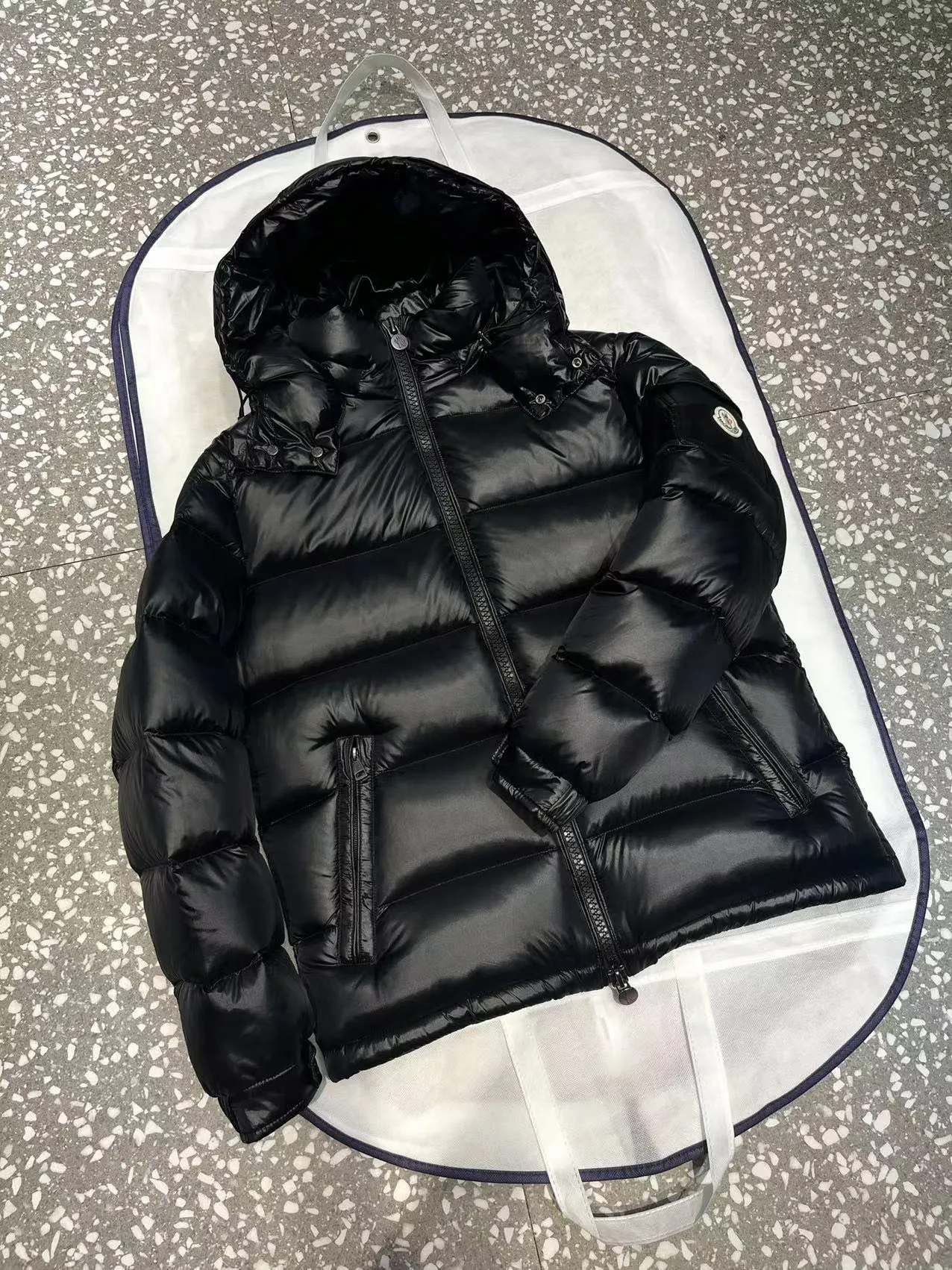 P680 Classic 𝙈𝙊𝙉𝘾𝙇𝙀* 𝙈𝙖𝙮a top original Monce* Montclair #MAYA Maya/Eason Chan same style/down jacket Description: Influenced by the iconic outerwear of the 1980s, the Maya jacket revisits looks from the Moncler archives with a modern twist and cutting-edge elements, the result of the brand's expertise in ski gear. Whether in terms of sport or style, this high-performance and positive-spirited jacket has all the elements a competitive athlete needs to claim the title.  Material process analysis: 1️⃣Original Nfc inductive anti-counterfeiting chip 2️⃣National standard 90% pure white goose down, exclusive use of top-grade down on the market, never false goose down and a series of misunderstandings 3️⃣Fabric: 100% nylon; Lining: 100% nylon, one of the best on the market, everything is customized according to the original version. 4⃣️The electroplated hardware produced by the original processing factory is all customized by the original factory, and is not a replica of various types on the market. 5⃣️Produced by a Mani factory, it has always been unambiguous in terms of quality. Everyone knows about the workmanship, QA and QC quality inspection of the workers when shipping from a large factory. It is not comparable to small factories in the market. Color: black, gray, avocado green, sky blue, pink, white, size: 1-6⚠️Remarks: pink: size 0123