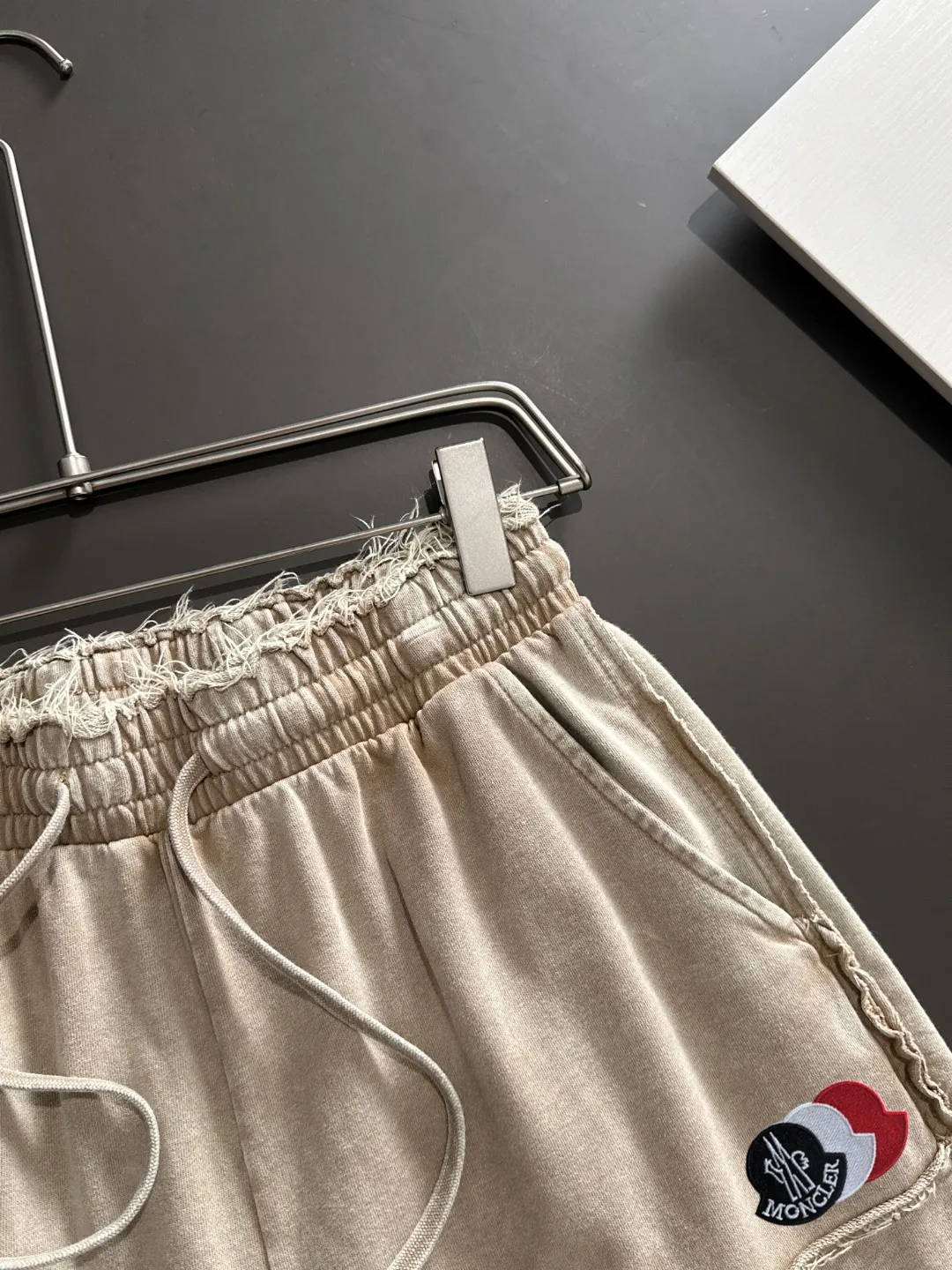 Next day shipment P300 High quality MONCLER/muzzle 2025 spring and summer new style high-definition elastic band casual solid color loose shorts, made with machines imported from Italy. The hem of the trousers is stitched with two needles. The stitching is fine and firm. The fabric is customized at the counter and has high breathability and comfort. The details are impeccable. The brand element design concept reflects high quality. It feels delicate and soft! It presents a casual cut and the upper body shape is great! Size: S-XXL