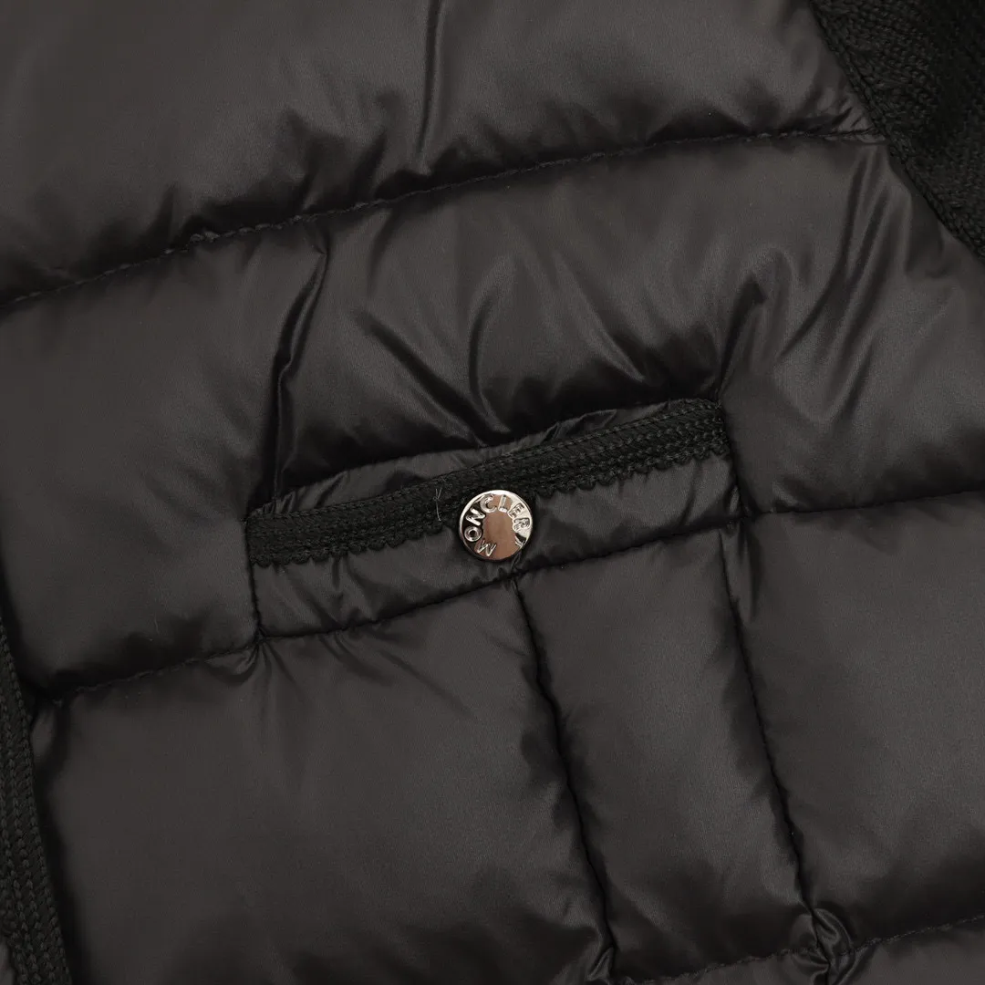 P580 𝐌𝐎𝐍𝐂𝐋𝐄𝐑 Multi-button knitted spliced ​​jacket Moncler's down knitted spliced ​​jacket has a classic down + knitted sleeve design, warm and fashionable! The outer layer is high-quality down and the inner is soft knitted. It is very suitable for autumn and winter. Short cut + round neck + front buttons, simple and elegant, with knitted cuffs and hem full of details. It can be easily matched for daily commuting and leisure. It is practical and enhances the texture of the outfit. It is a must-have and versatile item for the autumn and winter wardrobe! Style No.: A71# Color: Black White Pink Size: S M L