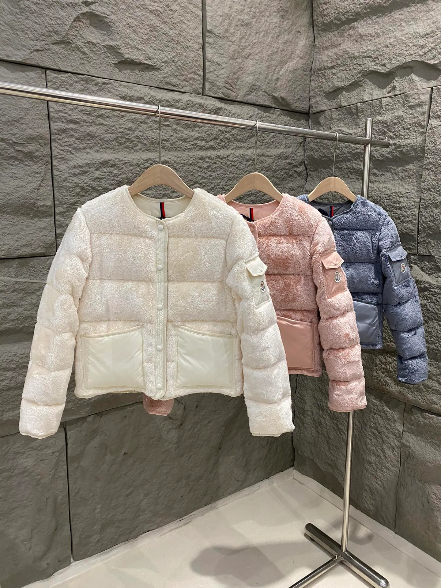 P780 Moncler Moncler 25 New Floyrac Women's Teddy Short Down Jacket Floyrac is made of soft teddy velvet-shaped fabric, reinterpreting the classic down jacket. The cropped silhouette features matte nylon details that contrast with the soft texture of the teddy fleece silhouette. Patch pockets on the sleeves pay homage to the brand's essence. This warm piece has a cropped silhouette that can be easily layered with elegant or casual pieces. Color: white/pink/grey Size: 0/1/2/3