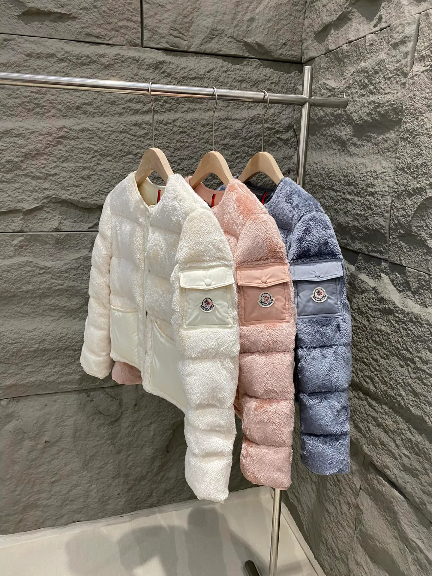 P780 Moncler Moncler 25 New Floyrac Women's Teddy Short Down Jacket Floyrac is made of soft teddy velvet-shaped fabric, reinterpreting the classic down jacket. The cropped silhouette features matte nylon details that contrast with the soft texture of the teddy fleece silhouette. Patch pockets on the sleeves pay homage to the brand's essence. This warm piece has a cropped silhouette that can be easily layered with elegant or casual pieces. Color: white/pink/grey Size: 0/1/2/3