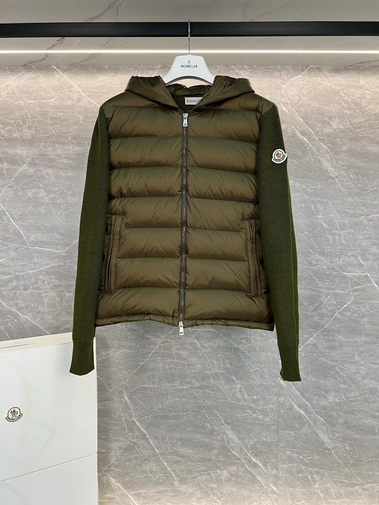 P720 Monc1er/Mongolian* wool sleeve men's patchwork hooded brim letter knitted down jacket ‼ ️Exclusive model, exclusive release‼ ️ Size: M L  Selling Points: Wool splicing hooded zipper men's down jacket lined with 90 white duck down ➕ virgin wool 100% + nylon fabric Moncler down jacket men's wool splicing hooded knitted men's down jacket New product for autumn and winter inner wear!!! In fact, down in China is a basic style in black, it can be worn alone or layered, it will be more layered!!! Autumn wear is very elegant! The texture is amazing, the velvet is large, delicate and stemless, and full of fluffiness! The amount of filling is sufficient, and the thermal insulation performance is not to mention!!! It is windproof and warm, eliminating any possibility of velvet running. It feels silky and soft, and the stiffness is also very light. This is the time to prepare it! It doesn't look bloated at all, not to mention the design!!! The black classic is easy to match and not old-fashioned, and the decorative design with this hooded webbing on the configuration shows the temperament and charm of a man!