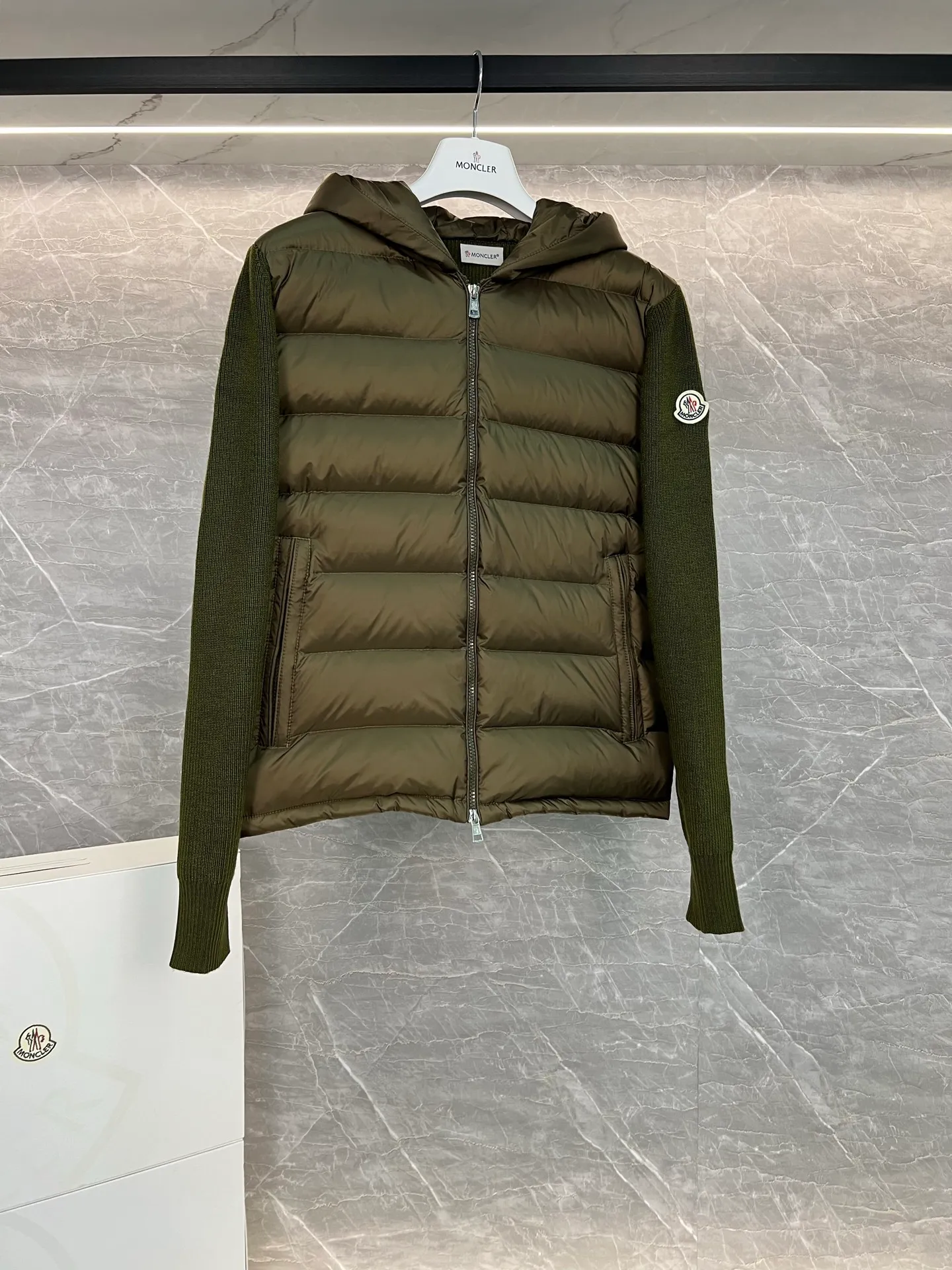 P720 Monc1er/Mongolian* wool sleeve men's patchwork hooded brim letter knitted down jacket ‼ ️Exclusive model, exclusive release‼ ️ Size: M L  Selling Points: Wool splicing hooded zipper men's down jacket lined with 90 white duck down ➕ virgin wool 100% + nylon fabric Moncler down jacket men's wool splicing hooded knitted men's down jacket New product for autumn and winter inner wear!!! In fact, down in China is a basic style in black, it can be worn alone or layered, it will be more layered!!! Autumn wear is very elegant! The texture is amazing, the velvet is large, delicate and stemless, and full of fluffiness! The amount of filling is sufficient, and the thermal insulation performance is not to mention!!! It is windproof and warm, eliminating any possibility of velvet running. It feels silky and soft, and the stiffness is also very light. This is the time to prepare it! It doesn't look bloated at all, not to mention the design!!! The black classic is easy to match and not old-fashioned, and the decorative design with this hooded webbing on the configuration shows the temperament and charm of a man!
