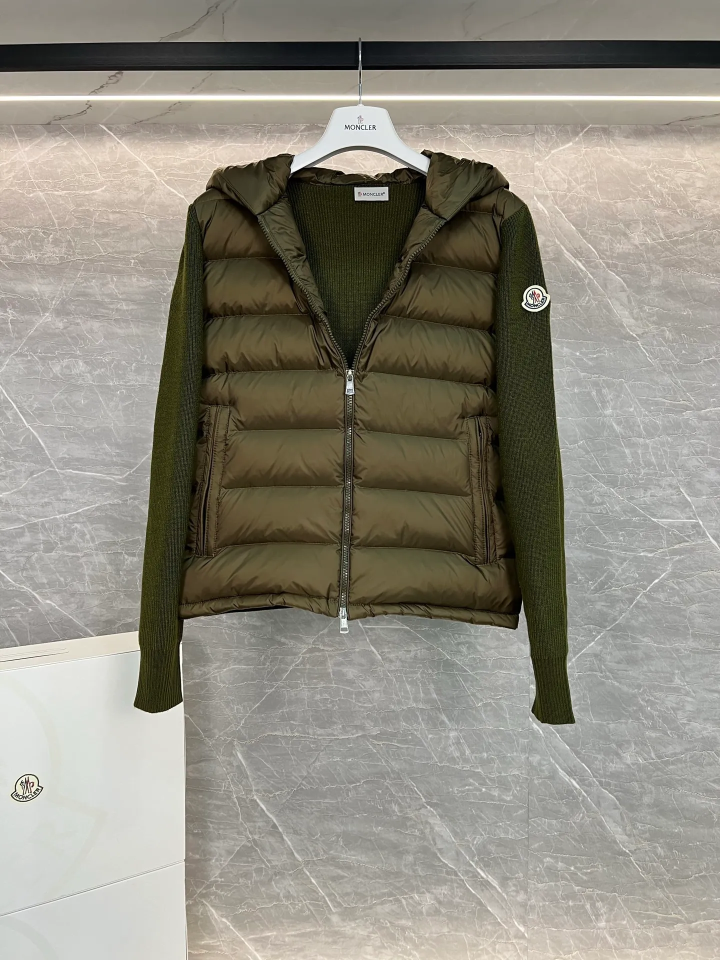 P720 Monc1er/Mongolian* wool sleeve men's patchwork hooded brim letter knitted down jacket ‼ ️Exclusive model, exclusive release‼ ️ Size: M L  Selling Points: Wool splicing hooded zipper men's down jacket lined with 90 white duck down ➕ virgin wool 100% + nylon fabric Moncler down jacket men's wool splicing hooded knitted men's down jacket New product for autumn and winter inner wear!!! In fact, down in China is a basic style in black, it can be worn alone or layered, it will be more layered!!! Autumn wear is very elegant! The texture is amazing, the velvet is large, delicate and stemless, and full of fluffiness! The amount of filling is sufficient, and the thermal insulation performance is not to mention!!! It is windproof and warm, eliminating any possibility of velvet running. It feels silky and soft, and the stiffness is also very light. This is the time to prepare it! It doesn't look bloated at all, not to mention the design!!! The black classic is easy to match and not old-fashioned, and the decorative design with this hooded webbing on the configuration shows the temperament and charm of a man!