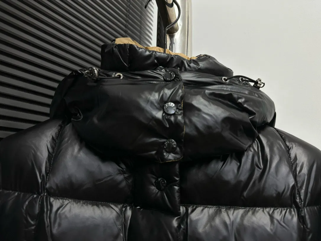 P770 [MONCLER] Meng Mouth 22FW Checkered Bread Short Down Jacket, one of the main autumn and winter series, destined to be popular all over the Internet! Mengkou’s flagship series this year is filled with 90% white goose down, which is warm, comfortable and not bulky. It is a bread suit pattern formed by large squares. Each square is evenly distributed, firmly locking the down and warming your figure! The interior adopts a brown contrasting color design, which does not lose its personality and looks low-key! The letter woven tape on the pocket highlights the brand and has a certain sense of beauty and layering! The original customized fabric has a high density and a certain color, and the feel is definitely consistent with the original! ! ! The contrasting color fabric inside is dyed first and after repeated testing, the size is: 0 1 2 3