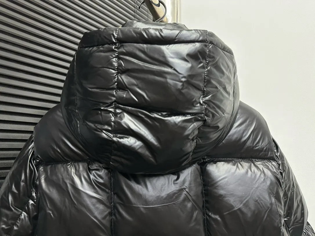 P770 [MONCLER] Meng Mouth 22FW Checkered Bread Short Down Jacket, one of the main autumn and winter series, destined to be popular all over the Internet! Mengkou’s flagship series this year is filled with 90% white goose down, which is warm, comfortable and not bulky. It is a bread suit pattern formed by large squares. Each square is evenly distributed, firmly locking the down and warming your figure! The interior adopts a brown contrasting color design, which does not lose its personality and looks low-key! The letter woven tape on the pocket highlights the brand and has a certain sense of beauty and layering! The original customized fabric has a high density and a certain color, and the feel is definitely consistent with the original! ! ! The contrasting color fabric inside is dyed first and after repeated testing, the size is: 0 1 2 3