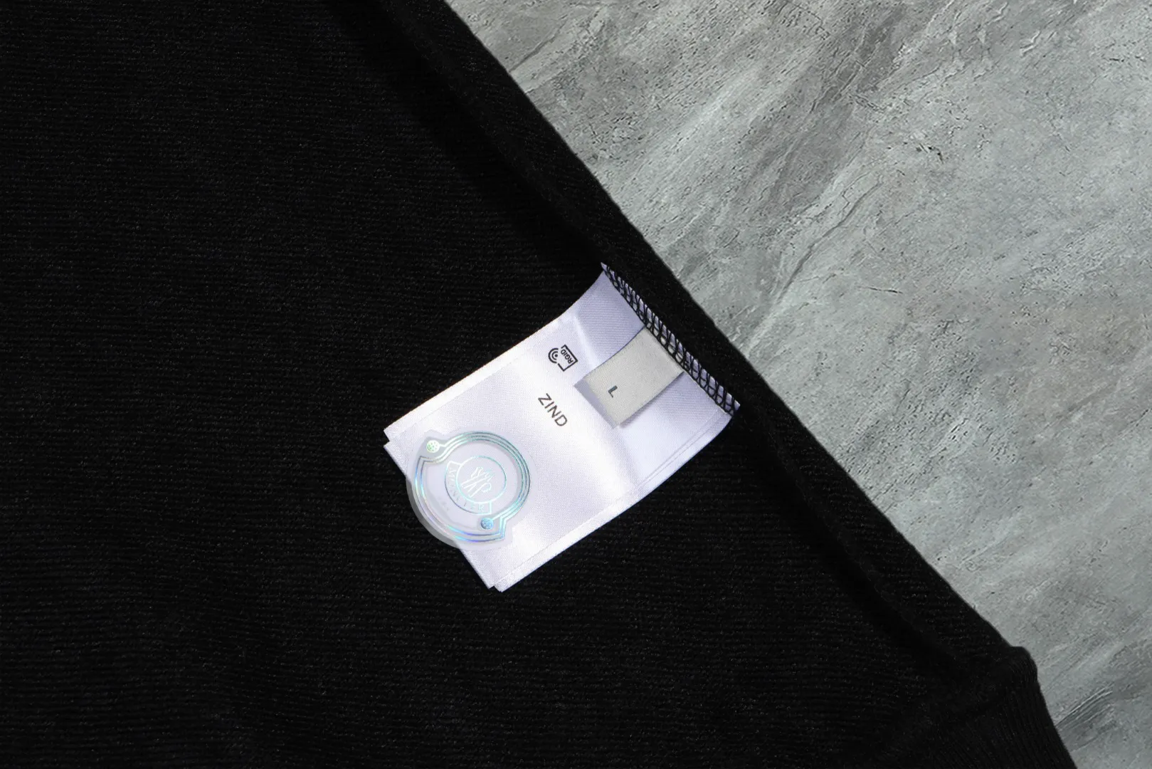 P210 high version sweatshirt) 📦Support exchange after the year📦 [Long-term ready stock] 〖 𝐌𝐎𝐍𝐂𝐋𝐄𝐑~Mask〗 Made of 440g heavyweight fabric Different from the market currency, you can match it with anything and it will be handsome😎The whole dress is made of double waistcoats. The double waistcoat method makes the whole dress more three-dimensional. It is not something that ordinary factories can do. 2025 T stage spring catwalk version, on sale at the counter, round neck terry sweatshirt. High-end double-strand pure cotton. Customized stretch ribs are dyed in the same vat. Complete with three standards. Matched with exquisite embroidered LOGO on the chest, simple and advanced. Same style for men and women. Color: black, apricot, white Size: S M L XL 2XL