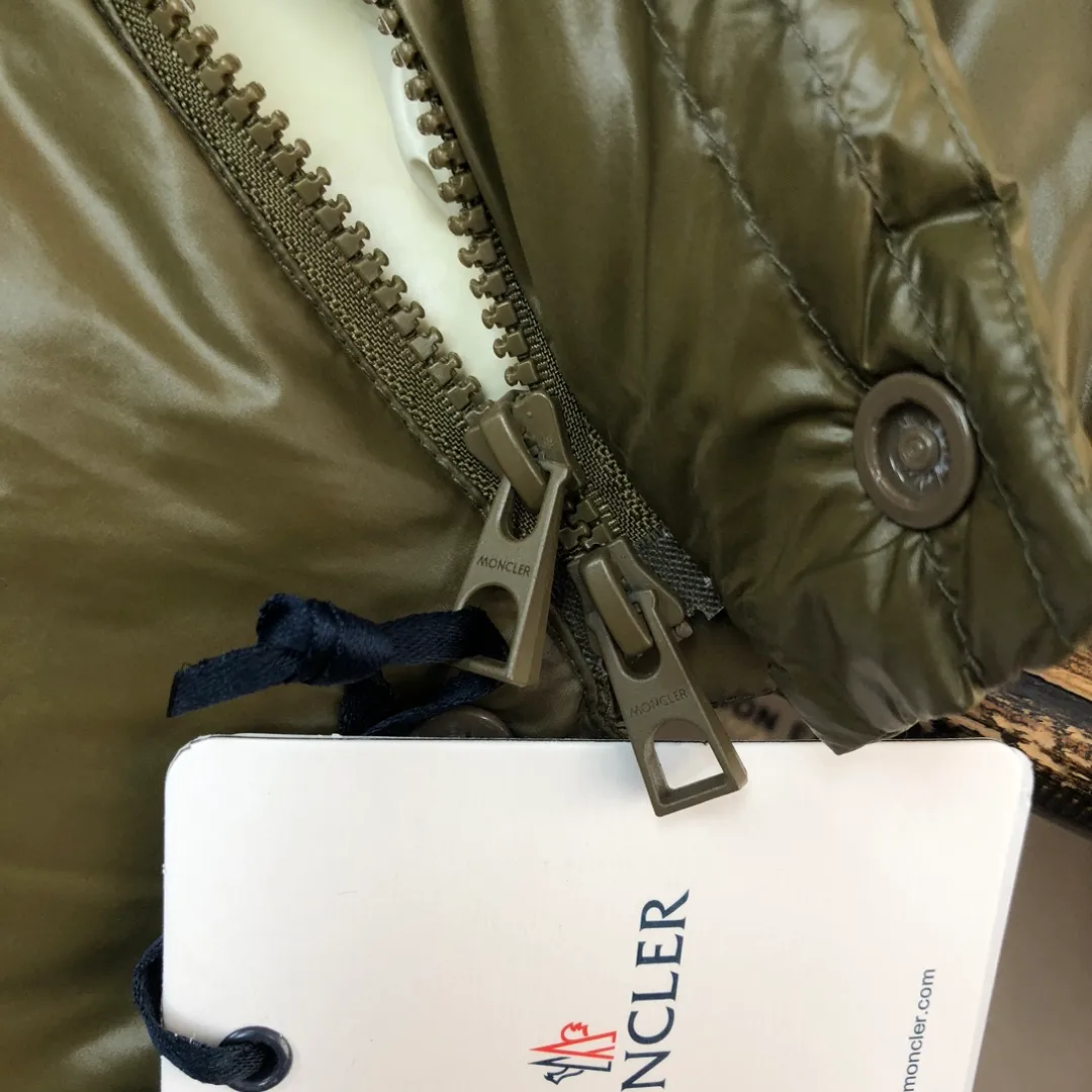 P840 🆕Moncler Tripiti 25 autumn and winter latest tripiti short down jacket for couples, made of functional shiny nylon fabric, comfortable and warm without being heavy. Chenille logo patch highlights the essence of the brand. Filled with 90% down, it is warm, comfortable and not bulky. The large squares form a bread suit pattern. Each square is evenly distributed, firmly locking the down and keeping your figure warm! Color: Black Green Size: 1-2-3-4-5 (M-3xl)