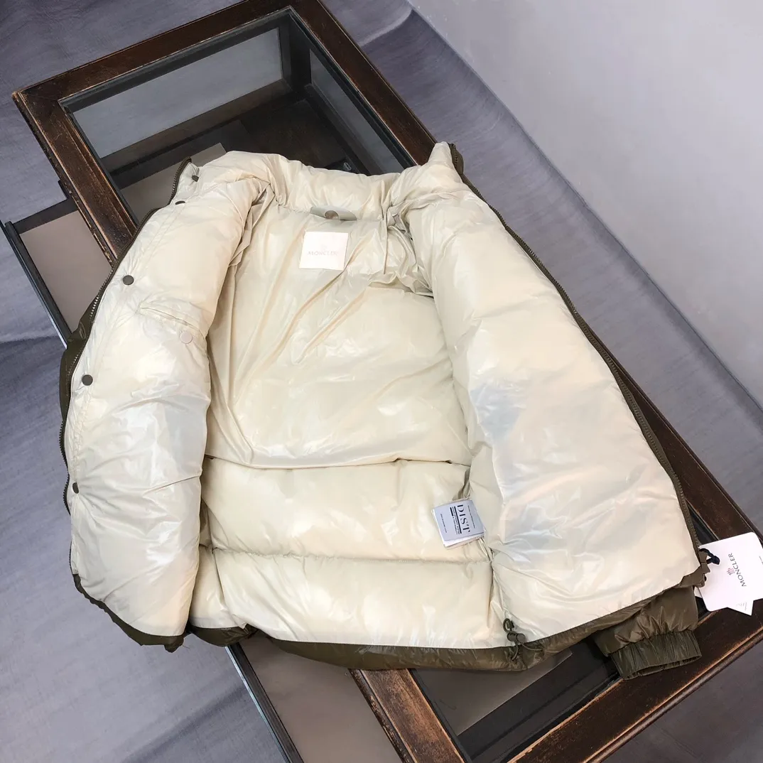 P840 🆕Moncler Tripiti 25 autumn and winter latest tripiti short down jacket for couples, made of functional shiny nylon fabric, comfortable and warm without being heavy. Chenille logo patch highlights the essence of the brand. Filled with 90% down, it is warm, comfortable and not bulky. The large squares form a bread suit pattern. Each square is evenly distributed, firmly locking the down and keeping your figure warm! Color: Black Green Size: 1-2-3-4-5 (M-3xl)