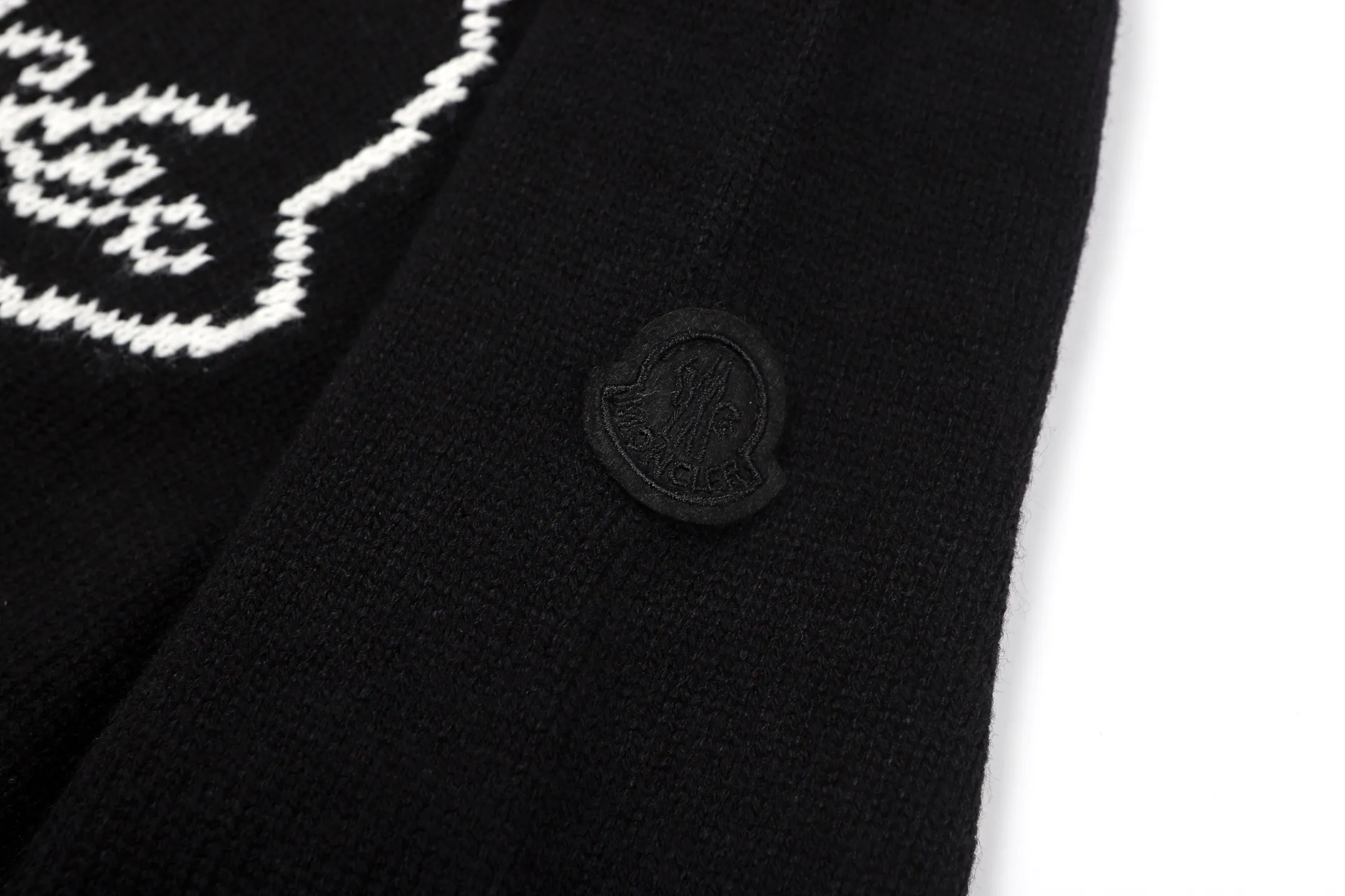 P430 White background] MONCLER/Mask embroidered logo round neck long-sleeved sweater [Ready stock] S M L