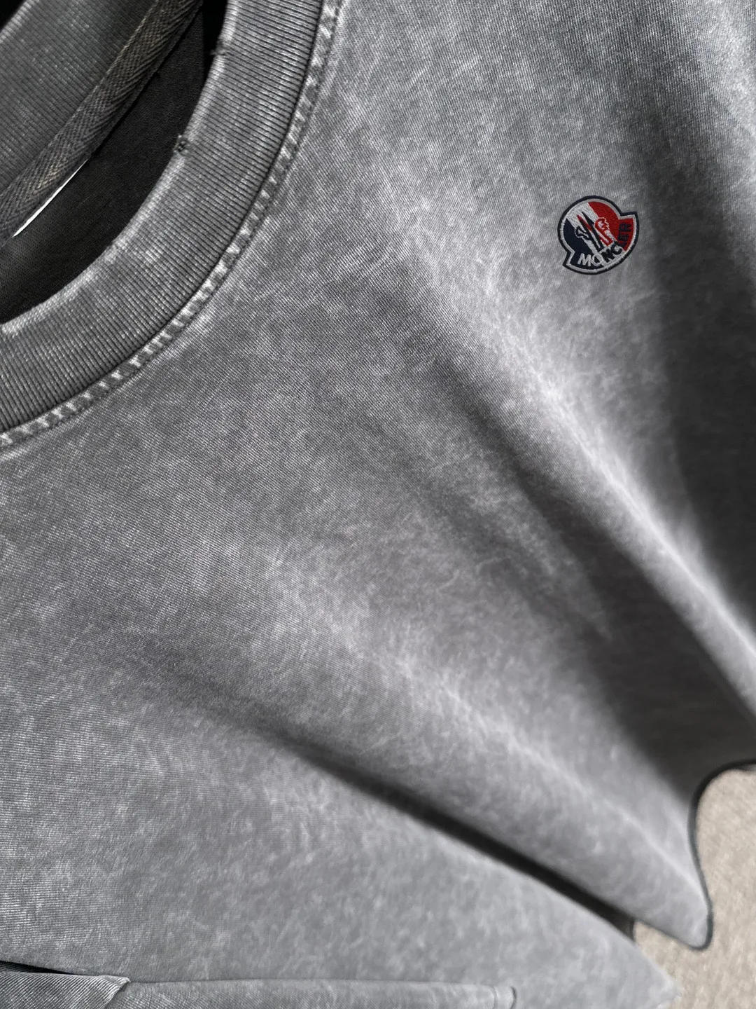 Next day delivery P300 high version MONCLER/muzzled 25ss spring and summer new high-definition T-shirt. Made with machines imported from Italy. Truly the most luxurious and high-quality. The style that you can wear with your eyes closed. Heavy combed fabrics. High-strength and heavy-weight fabrics feel substantial when weighed. The upper body is more textured than ordinary T-shirts and is not easy to deform. This texture can cope with the weather. It absorbs sweat and is breathable, suitable for both hot and cold conditions! Perfectly produced with reference to the original stitch and stitch! The loose fit design is super noble. Custom-woven signature ribbed collar, cuffs, and hem. Really rare and rare goods Size: S-XXL