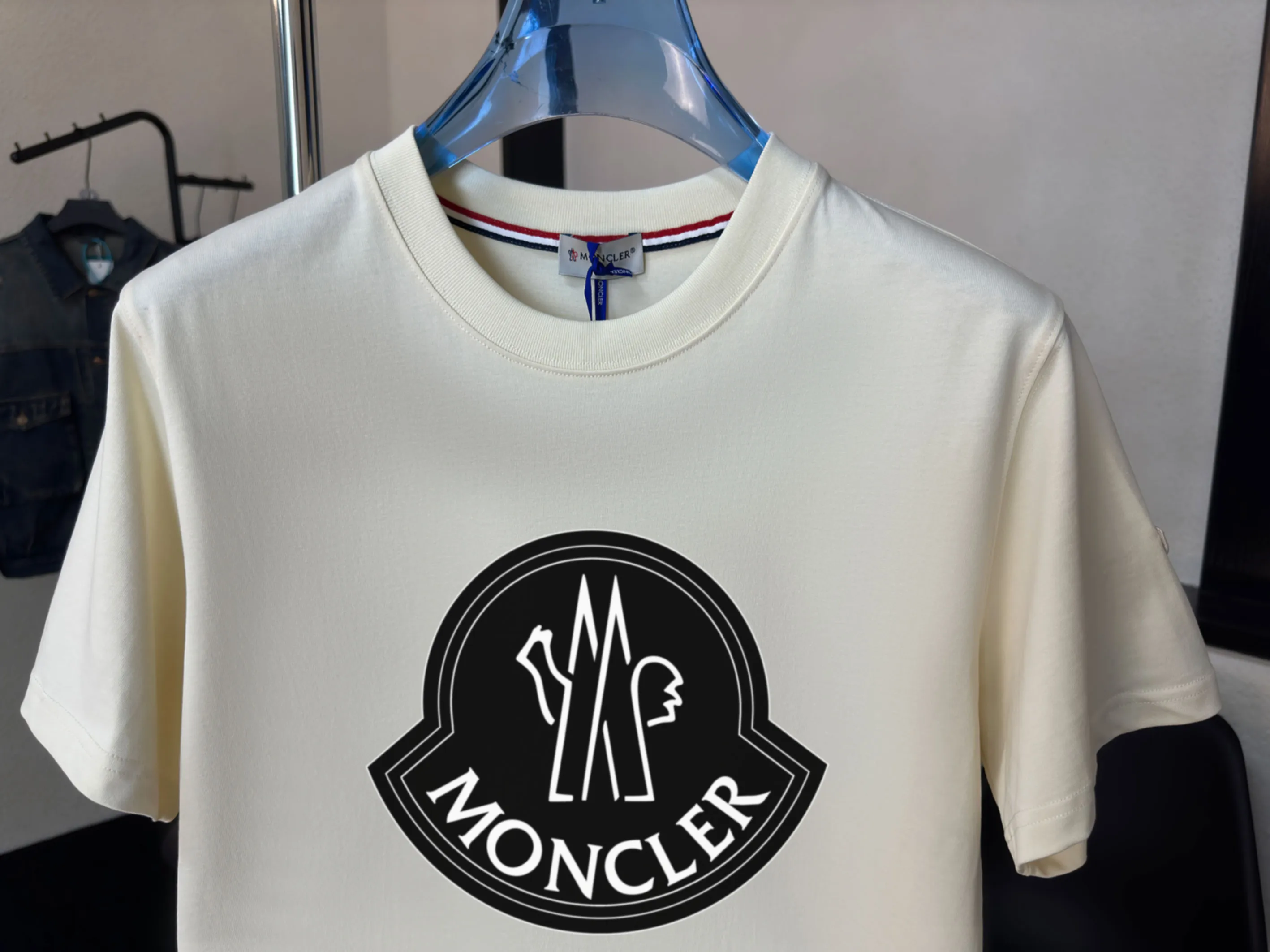 P140 💰Upgraded version "Mobile phone smart sensor ~ NFC chip armband ~ direct access to the official website for anti-counterfeiting" "Moncler ~ Mouth Mouth" 2025 new high-quality round neck short-sleeved T-shirt. The cuffs have imported embroidered labels. Customized dyeing, very comfortable to touch. Super versatile and good-looking short-sleeved. Complete with three labels. Non-market ordinary version. Feel free to compare. Quality is absolutely guaranteed! ‼ First of all, this original fabric is all custom-woven with 32-count double yarn fabric, 250G, and the weight is the same‼ Fine workmanship, double waistcoat method, double waistcoat method, double waistcoat method makes the whole dress more three-dimensional, which is not a craft that ordinary T-shirts can achieve🤪 Size: S-M-L-XL-2XL Color: black, white, apricot, same style for men and women