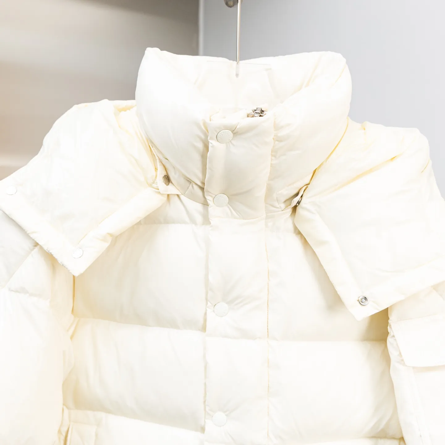 P740 Top version 🆕🆕🆕🆕Moncler/Moncler Maya 70th Anniversary Limited Down Jacket Moncler Maya classic shiny small label down jacket, the pockets on the cuffs are a perfect combination with the 70-week wool felt small label, the hood is removable, the fabric is customized and is consistent with the original version, the lacquered shiny fabric is windproof and waterproof, the same as the original version Filled with 90% white duck down, up to 400g of down, excellent thermal insulation effect, a must in cold areas Customized original accessories, complete with three labels, molded custom logo buttons Color: Black White Brown SIZE: 1 2 3 4 5